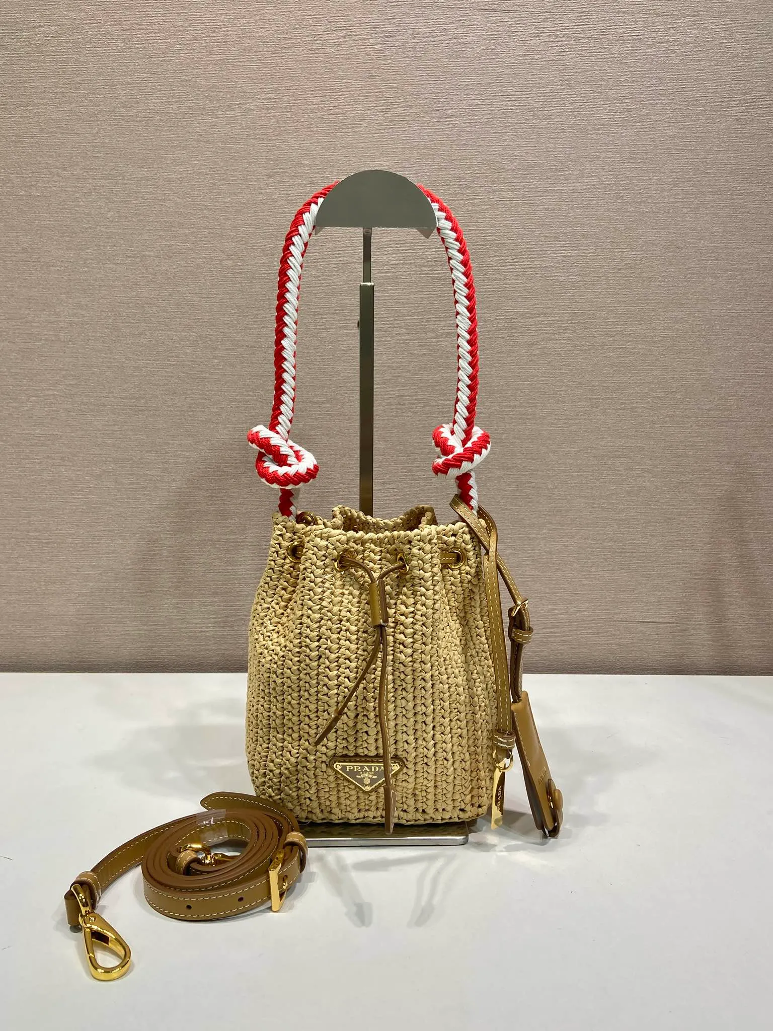 💰1360🎉New woven 🎉1BE068 bucket bag🎉🎉 This woven bucket bag is made of imported raffia material. Purely handwoven. Cotton rope carry handles. Detachable and adjustable leather shoulder strap. Detachable leather keychain, metal hardware accessories, drawstring closure, large capacity, it is a popular style that will never go out of style, hurry up and get it🎉🎉 Length 19.5x Height 15.5x Bottom 10cm🎉🎉🎉💰💰💰