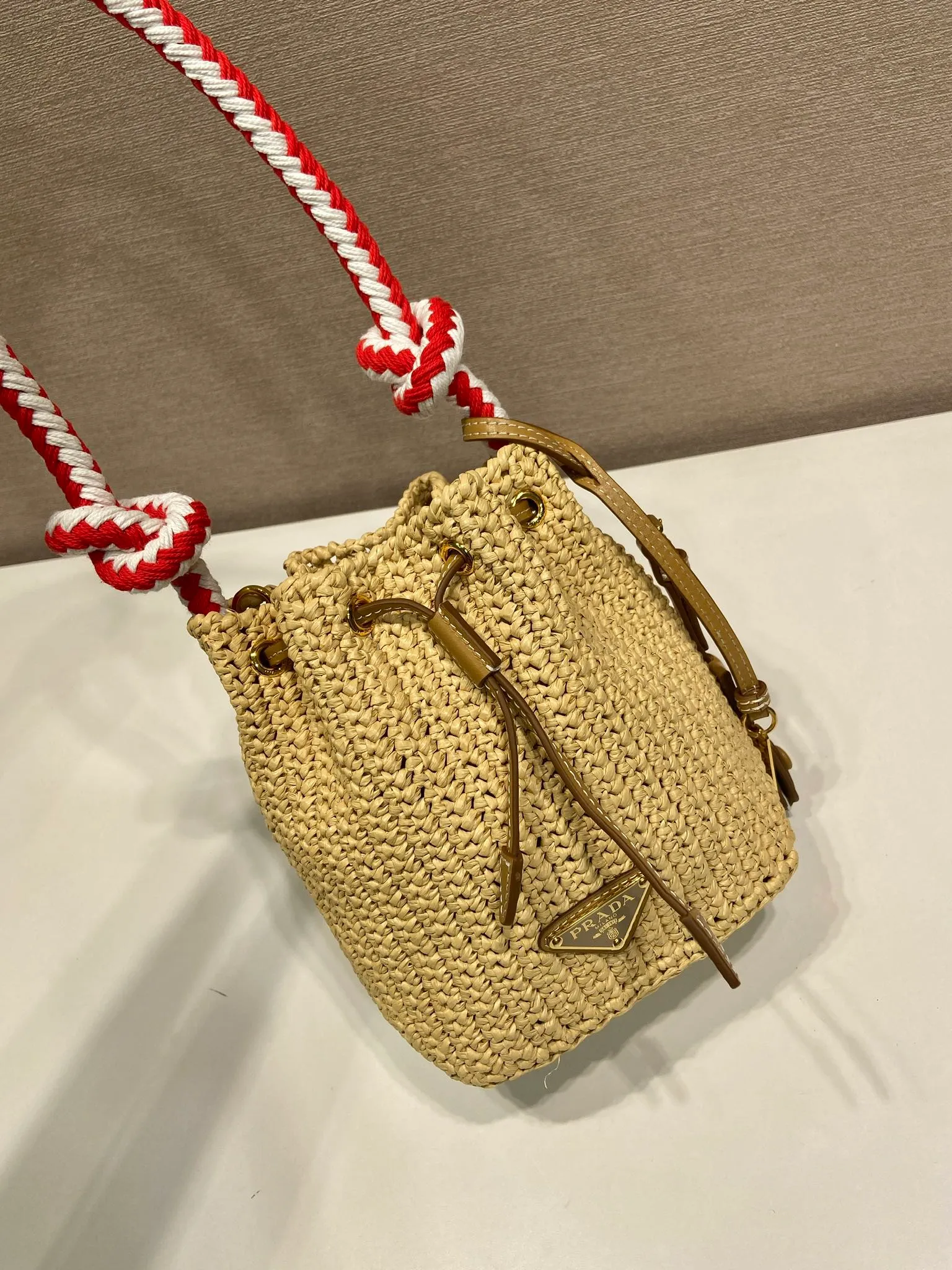 💰1360🎉New woven 🎉1BE068 bucket bag🎉🎉 This woven bucket bag is made of imported raffia material. Purely handwoven. Cotton rope carry handles. Detachable and adjustable leather shoulder strap. Detachable leather keychain, metal hardware accessories, drawstring closure, large capacity, it is a popular style that will never go out of style, hurry up and get it🎉🎉 Length 19.5x Height 15.5x Bottom 10cm🎉🎉🎉💰💰💰