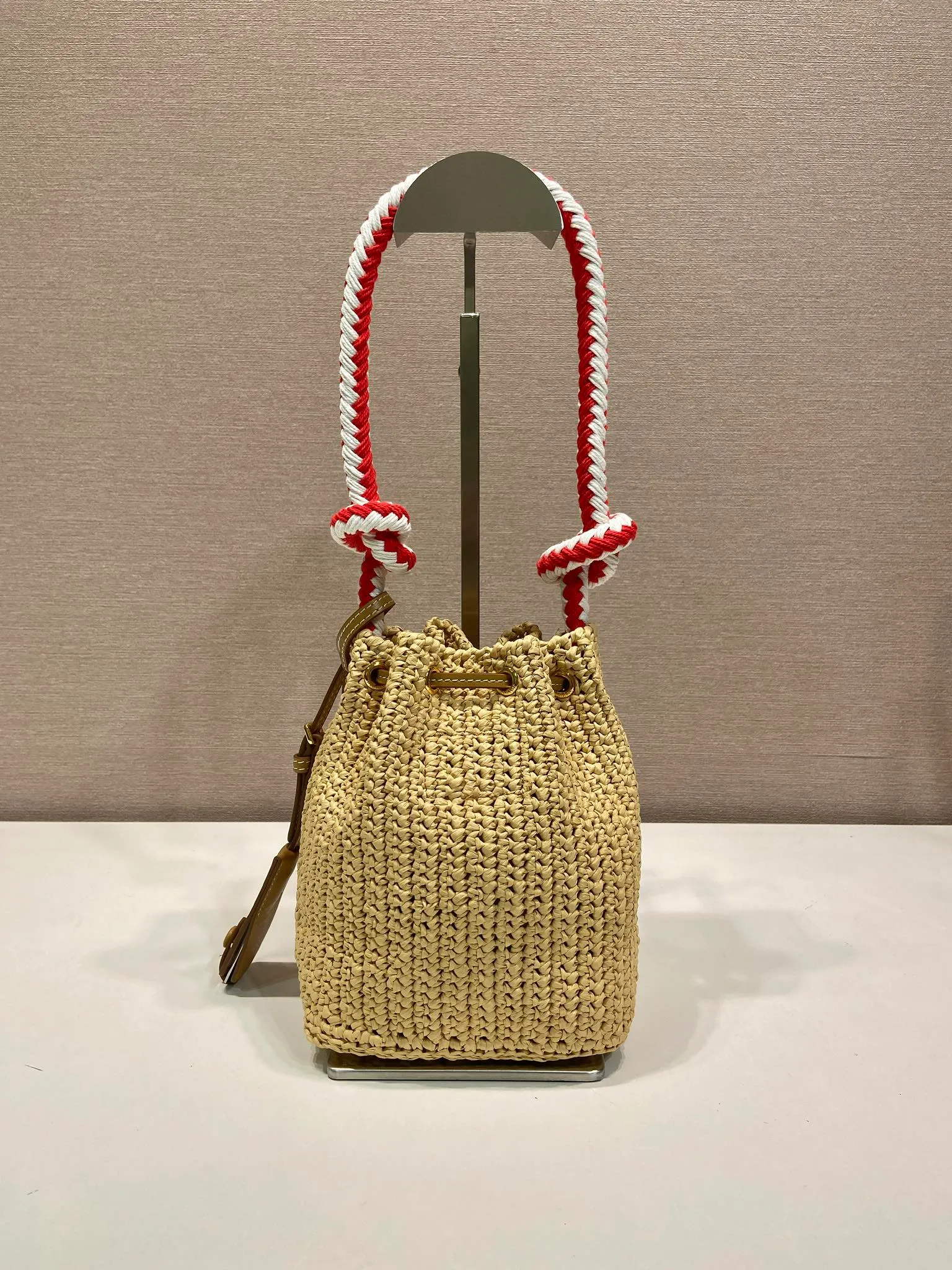 💰1360🎉New woven 🎉1BE068 bucket bag🎉🎉 This woven bucket bag is made of imported raffia material. Purely handwoven. Cotton rope carry handles. Detachable and adjustable leather shoulder strap. Detachable leather keychain, metal hardware accessories, drawstring closure, large capacity, it is a popular style that will never go out of style, hurry up and get it🎉🎉 Length 19.5x Height 15.5x Bottom 10cm🎉🎉🎉💰💰💰