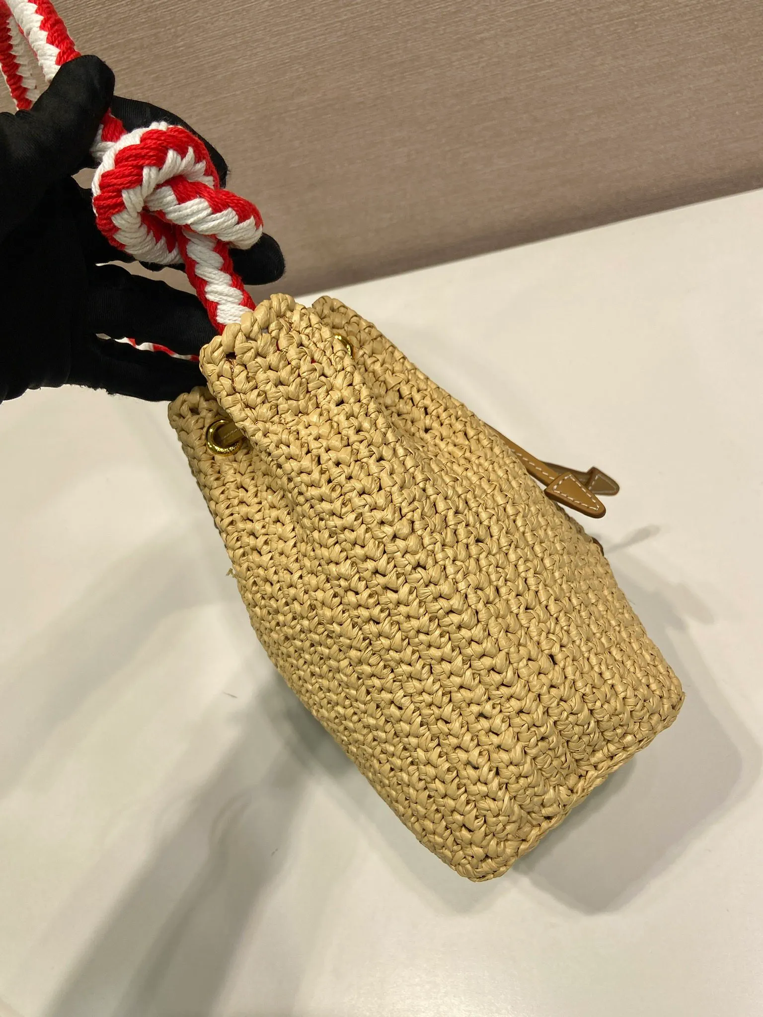 💰1360🎉New woven 🎉1BE068 bucket bag🎉🎉 This woven bucket bag is made of imported raffia material. Purely handwoven. Cotton rope carry handles. Detachable and adjustable leather shoulder strap. Detachable leather keychain, metal hardware accessories, drawstring closure, large capacity, it is a popular style that will never go out of style, hurry up and get it🎉🎉 Length 19.5x Height 15.5x Bottom 10cm🎉🎉🎉💰💰💰