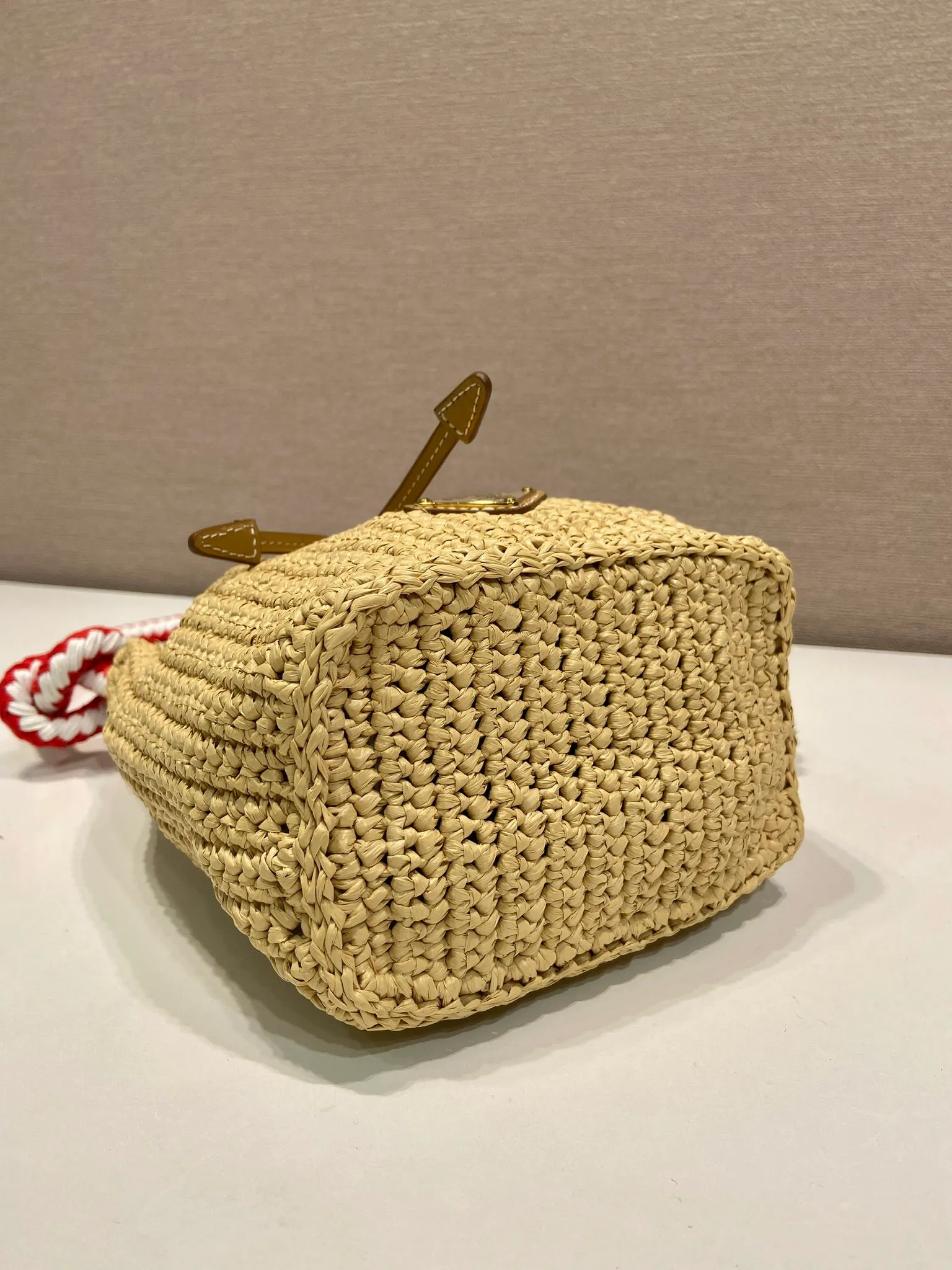 💰1360🎉New woven 🎉1BE068 bucket bag🎉🎉 This woven bucket bag is made of imported raffia material. Purely handwoven. Cotton rope carry handles. Detachable and adjustable leather shoulder strap. Detachable leather keychain, metal hardware accessories, drawstring closure, large capacity, it is a popular style that will never go out of style, hurry up and get it🎉🎉 Length 19.5x Height 15.5x Bottom 10cm🎉🎉🎉💰💰💰