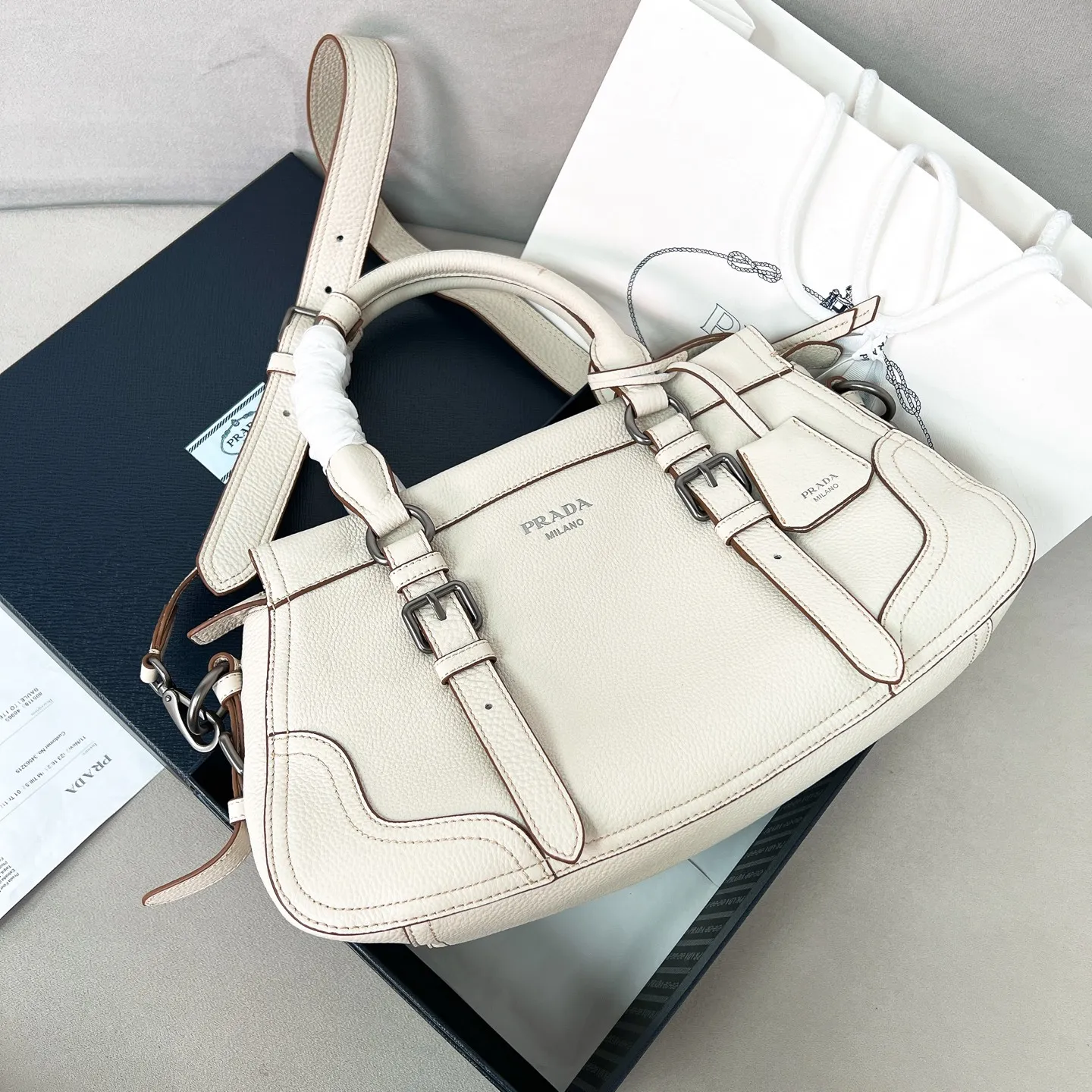 💰1900🌟New product launch🌟2025 autumn and winter new pebbled tote bag 1BG604 is carefully made of imported deerskin. Delicate irregular texture creates a luxurious texture. Reinforced corner design shows the spirit of craftsmanship. Full leather handle➕Detachable and adjustable shoulder strap. Embossed letter logo on the front. It is not only practical, lightweight but also good-looking. The spacious internal double compartment is simply awesome👏 The new favorite of fashionistas. The perfect details are comparable to brick cabinets. Super awesome 5🌟 Size: 35*22*11cm