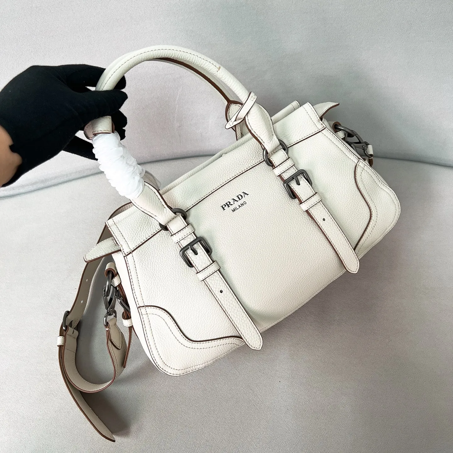 💰1900🌟New product launch🌟2025 autumn and winter new pebbled tote bag 1BG604 is carefully made of imported deerskin. Delicate irregular texture creates a luxurious texture. Reinforced corner design shows the spirit of craftsmanship. Full leather handle➕Detachable and adjustable shoulder strap. Embossed letter logo on the front. It is not only practical, lightweight but also good-looking. The spacious internal double compartment is simply awesome👏 The new favorite of fashionistas. The perfect details are comparable to brick cabinets. Super awesome 5🌟 Size: 35*22*11cm