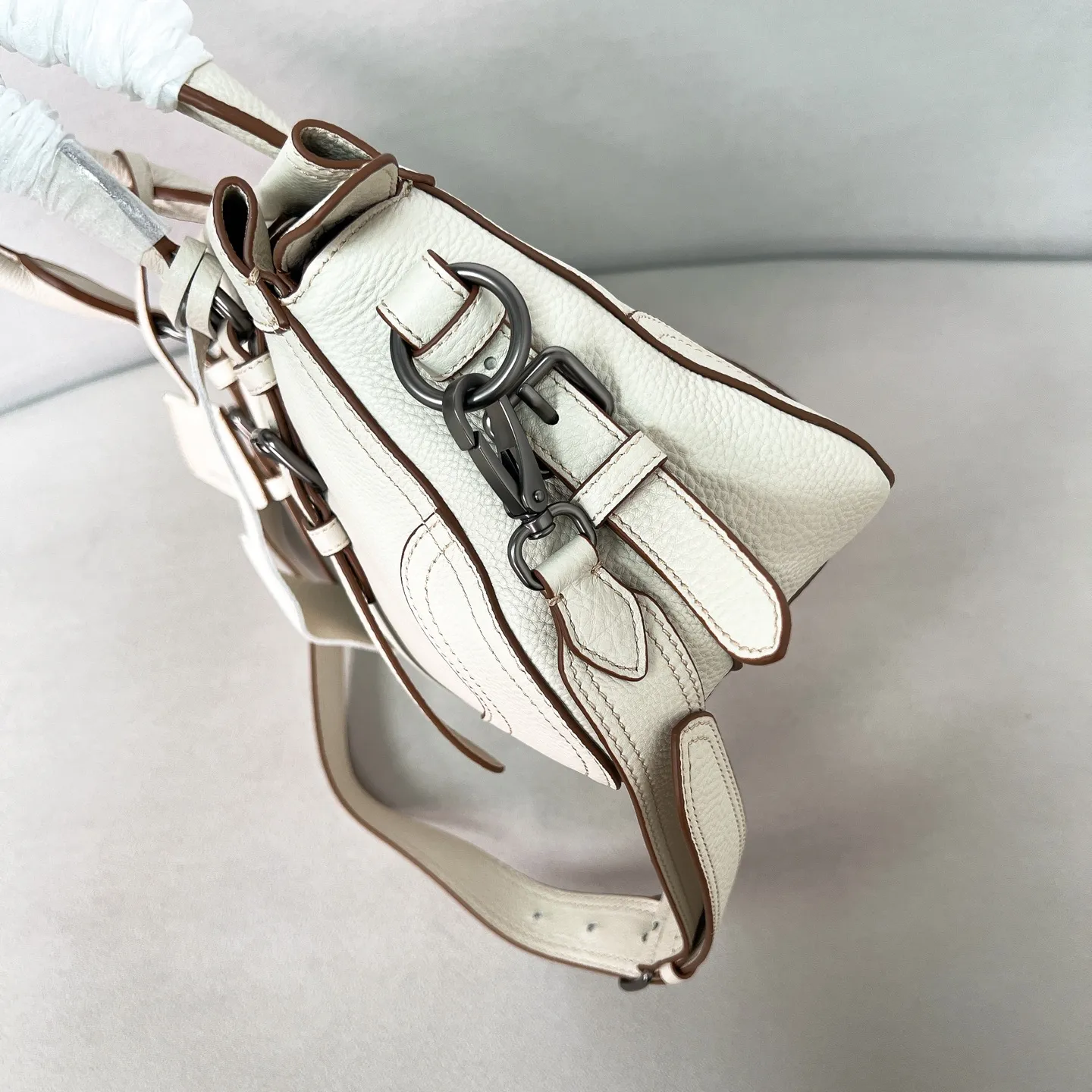💰1900🌟New product launch🌟2025 autumn and winter new pebbled tote bag 1BG604 is carefully made of imported deerskin. Delicate irregular texture creates a luxurious texture. Reinforced corner design shows the spirit of craftsmanship. Full leather handle➕Detachable and adjustable shoulder strap. Embossed letter logo on the front. It is not only practical, lightweight but also good-looking. The spacious internal double compartment is simply awesome👏 The new favorite of fashionistas. The perfect details are comparable to brick cabinets. Super awesome 5🌟 Size: 35*22*11cm
