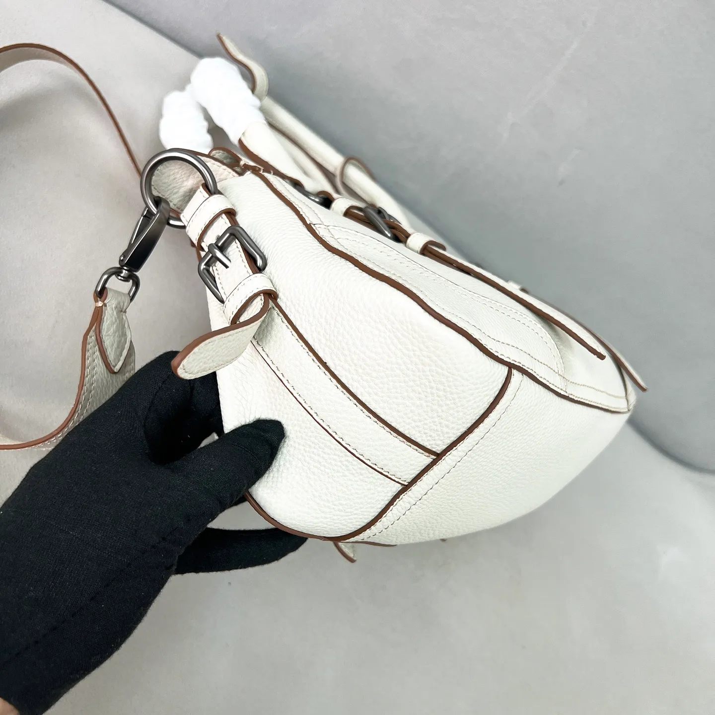 💰1900🌟New product launch🌟2025 autumn and winter new pebbled tote bag 1BG604 is carefully made of imported deerskin. Delicate irregular texture creates a luxurious texture. Reinforced corner design shows the spirit of craftsmanship. Full leather handle➕Detachable and adjustable shoulder strap. Embossed letter logo on the front. It is not only practical, lightweight but also good-looking. The spacious internal double compartment is simply awesome👏 The new favorite of fashionistas. The perfect details are comparable to brick cabinets. Super awesome 5🌟 Size: 35*22*11cm