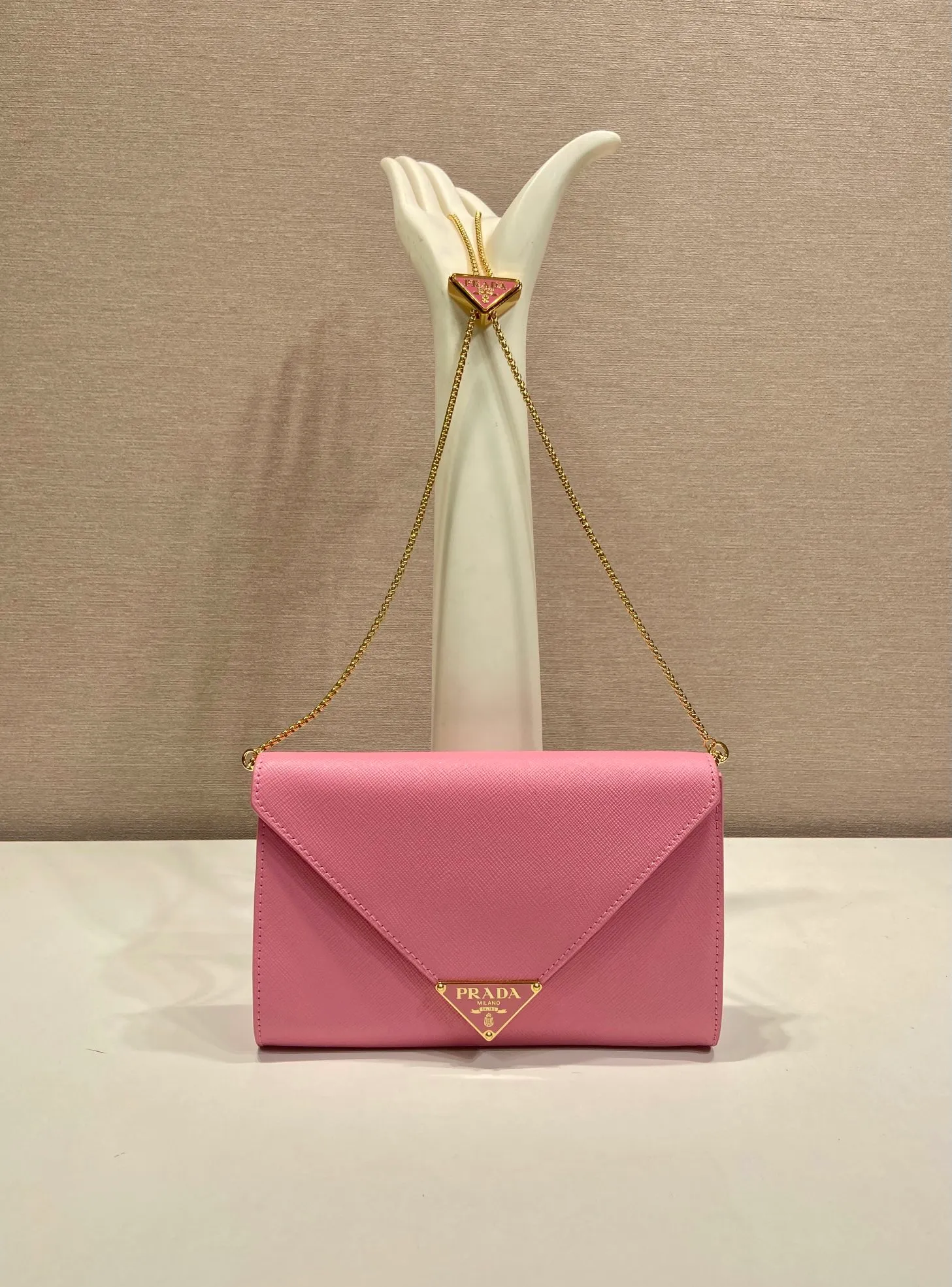💰1120🎉Cross Pattern Envelope Bag🎉1Bp102 Clutch🎉🎉 The cross pattern cowhide texture highlights the elegant silhouette of this mini handbag and injects a modern flavor into it. Featuring a detachable chain shoulder strap and a nappa leather interior with card slots, this bag features a signature triangle logo on the magnetic closure for a timeless and instantly recognizable look. It can also be used as a handbag/shoulder bag/crossbody. It has many functions and can be exchanged for different occasions. Another hot item from internet celebrities🎉🎉 Length 20x height 11.5cm🎉🎉🎉👏👏👏