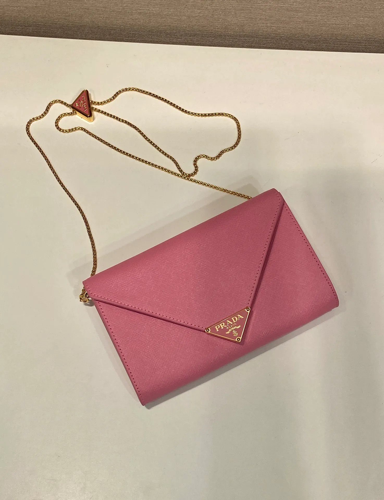💰1120🎉Cross Pattern Envelope Bag🎉1Bp102 Clutch🎉🎉 The cross pattern cowhide texture highlights the elegant silhouette of this mini handbag and injects a modern flavor into it. Featuring a detachable chain shoulder strap and a nappa leather interior with card slots, this bag features a signature triangle logo on the magnetic closure for a timeless and instantly recognizable look. It can also be used as a handbag/shoulder bag/crossbody. It has many functions and can be exchanged for different occasions. Another hot item from internet celebrities🎉🎉 Length 20x height 11.5cm🎉🎉🎉👏👏👏