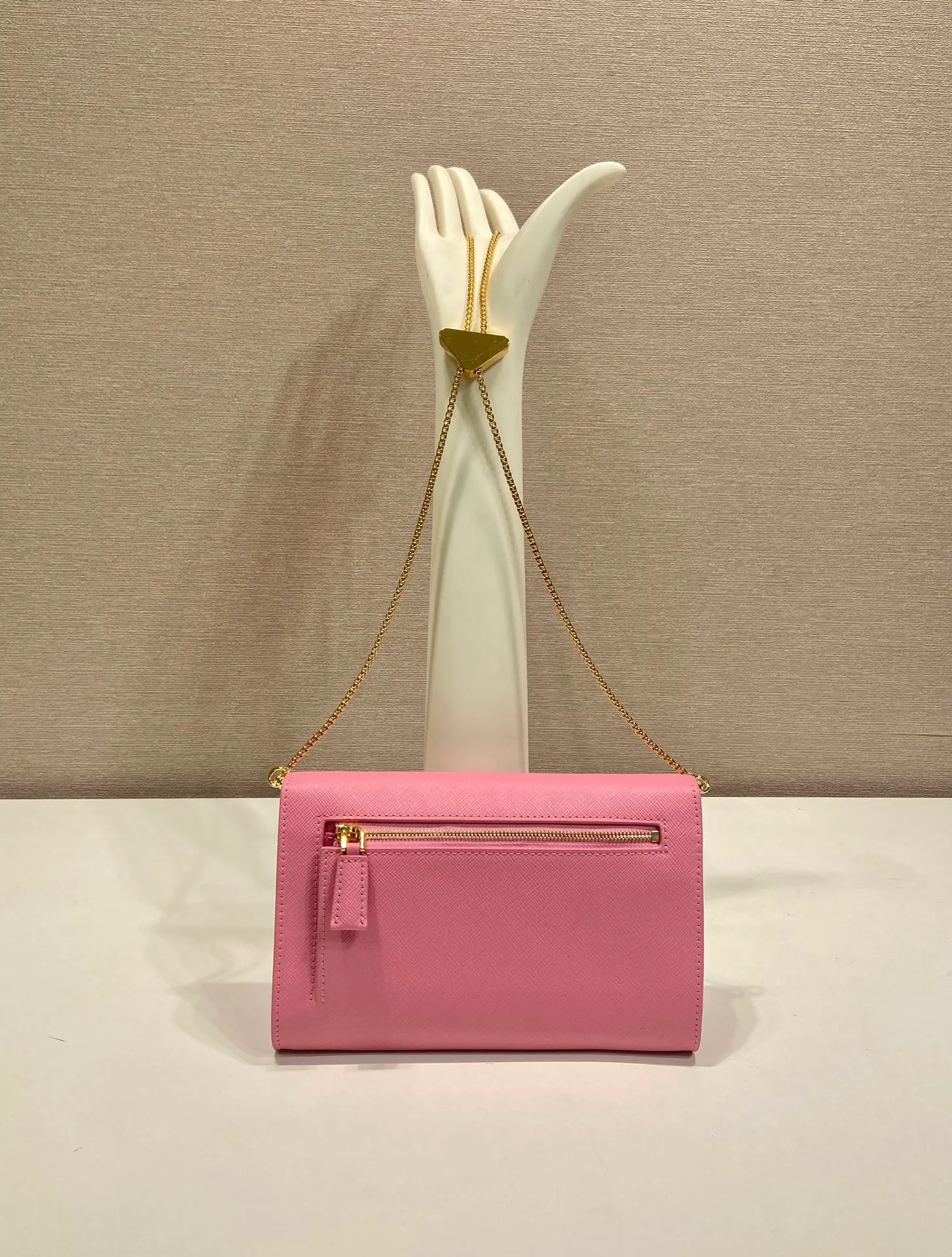 💰1120🎉Cross Pattern Envelope Bag🎉1Bp102 Clutch🎉🎉 The cross pattern cowhide texture highlights the elegant silhouette of this mini handbag and injects a modern flavor into it. Featuring a detachable chain shoulder strap and a nappa leather interior with card slots, this bag features a signature triangle logo on the magnetic closure for a timeless and instantly recognizable look. It can also be used as a handbag/shoulder bag/crossbody. It has many functions and can be exchanged for different occasions. Another hot item from internet celebrities🎉🎉 Length 20x height 11.5cm🎉🎉🎉👏👏👏