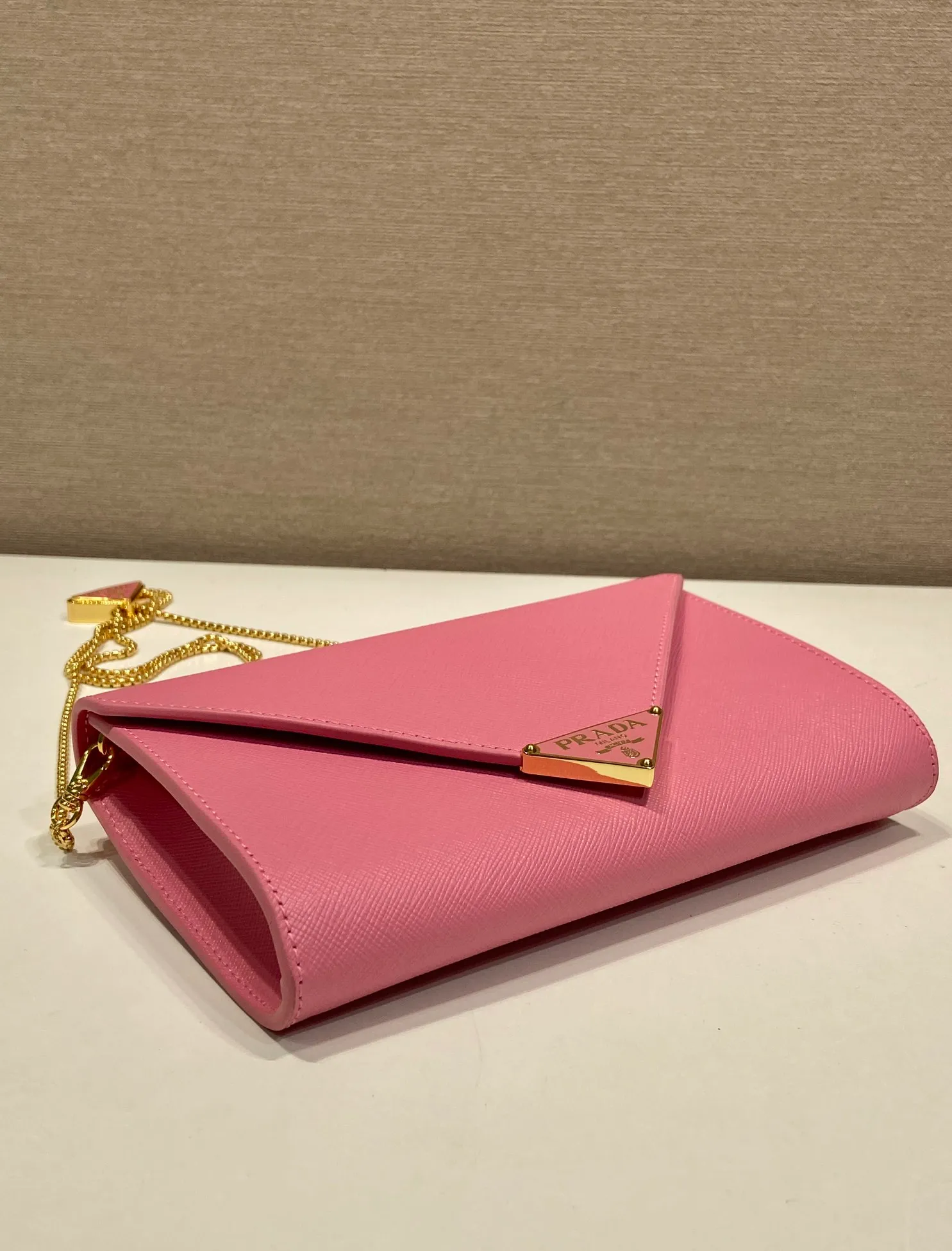 💰1120🎉Cross Pattern Envelope Bag🎉1Bp102 Clutch🎉🎉 The cross pattern cowhide texture highlights the elegant silhouette of this mini handbag and injects a modern flavor into it. Featuring a detachable chain shoulder strap and a nappa leather interior with card slots, this bag features a signature triangle logo on the magnetic closure for a timeless and instantly recognizable look. It can also be used as a handbag/shoulder bag/crossbody. It has many functions and can be exchanged for different occasions. Another hot item from internet celebrities🎉🎉 Length 20x height 11.5cm🎉🎉🎉👏👏👏