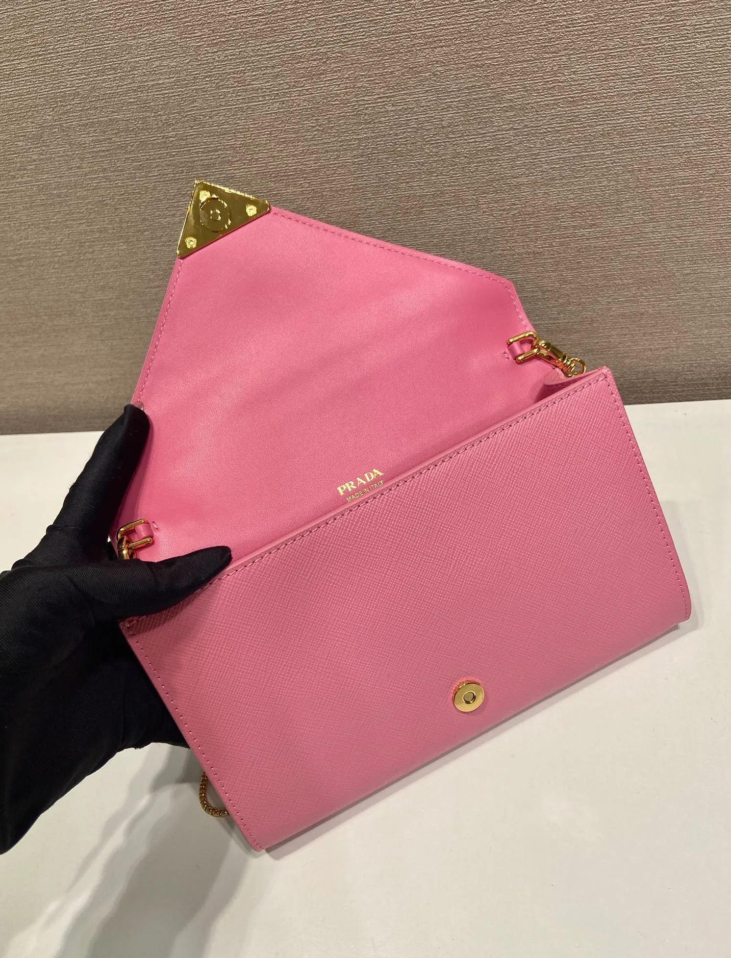 💰1120🎉Cross Pattern Envelope Bag🎉1Bp102 Clutch🎉🎉 The cross pattern cowhide texture highlights the elegant silhouette of this mini handbag and injects a modern flavor into it. Featuring a detachable chain shoulder strap and a nappa leather interior with card slots, this bag features a signature triangle logo on the magnetic closure for a timeless and instantly recognizable look. It can also be used as a handbag/shoulder bag/crossbody. It has many functions and can be exchanged for different occasions. Another hot item from internet celebrities🎉🎉 Length 20x height 11.5cm🎉🎉🎉👏👏👏