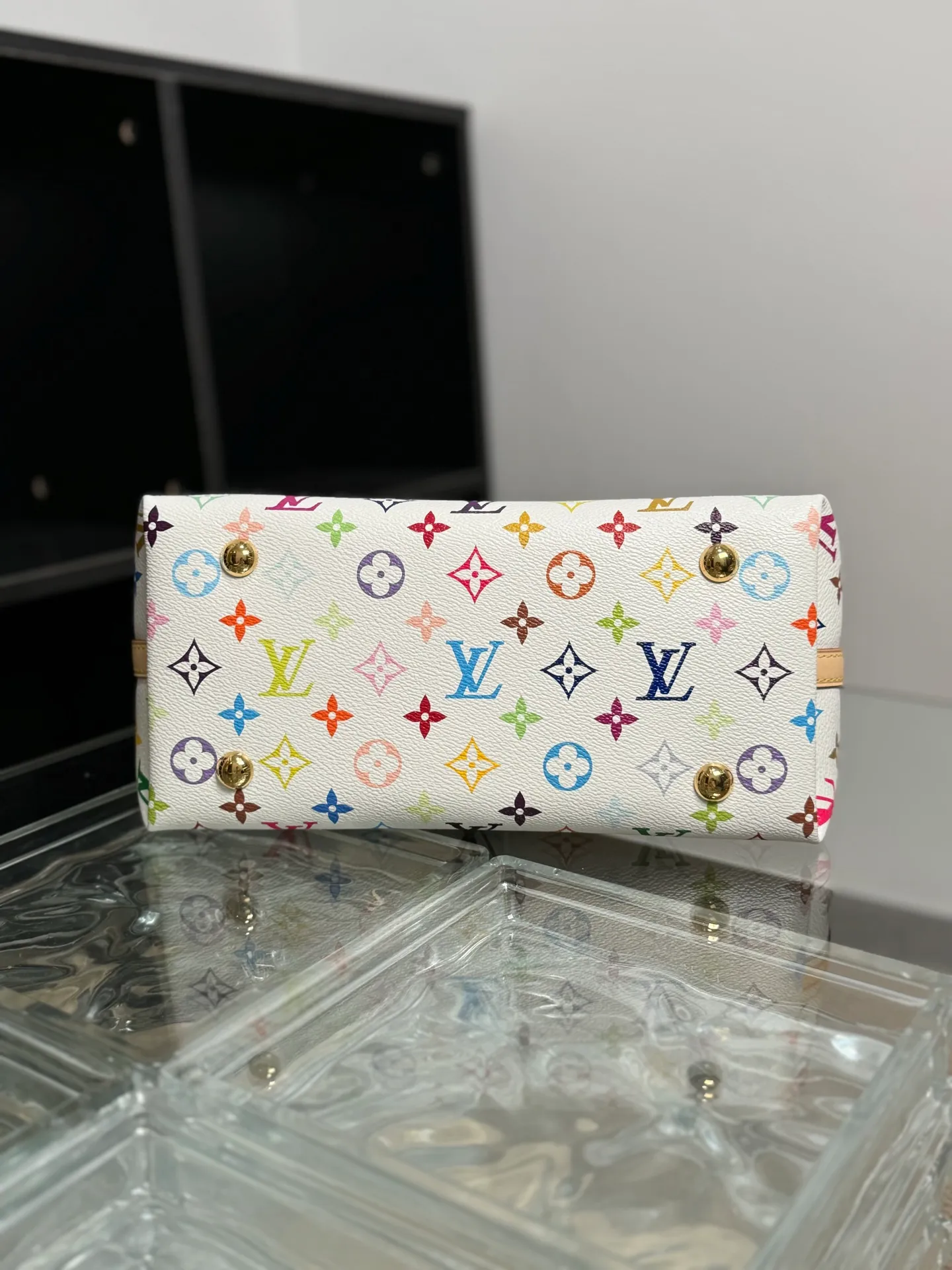 P¥1460👉nfc163C01 dynamic chip👈 [100% MB special grade, all-steel hardware, imported fabrics] This small CarryAll handbag comes from the Louis Vuitton Calf leather trim creates a figure-hugging fit, and a designer plaque details the elegant bow. Monogram coated canvas - Calfskin leather trim - Textile lining - Metal hardware - Drawstring and magnetic closure - Internal patch pocket - Internal zip pocket - Removable name tag - Holds a smartphone, keys, headphones and Zippy wallet - Shoulder strap: removable and adjustable! ! Model: M13661; Size: 29x24x12CM