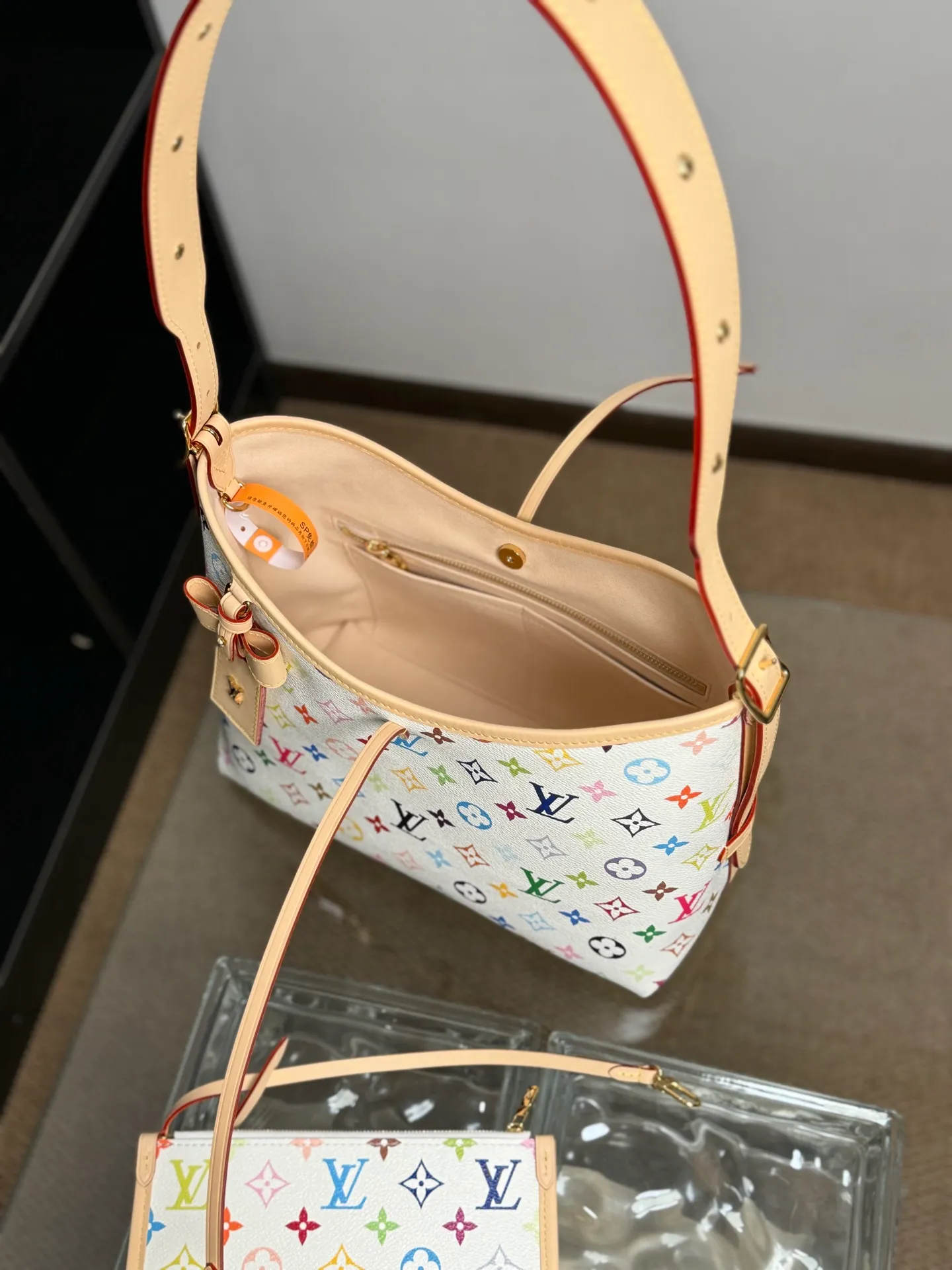 P¥1460👉nfc163C01 dynamic chip👈 [100% MB special grade, all-steel hardware, imported fabrics] This small CarryAll handbag comes from the Louis Vuitton Calf leather trim creates a figure-hugging fit, and a designer plaque details the elegant bow. Monogram coated canvas - Calfskin leather trim - Textile lining - Metal hardware - Drawstring and magnetic closure - Internal patch pocket - Internal zip pocket - Removable name tag - Holds a smartphone, keys, headphones and Zippy wallet - Shoulder strap: removable and adjustable! ! Model: M13661; Size: 29x24x12CM