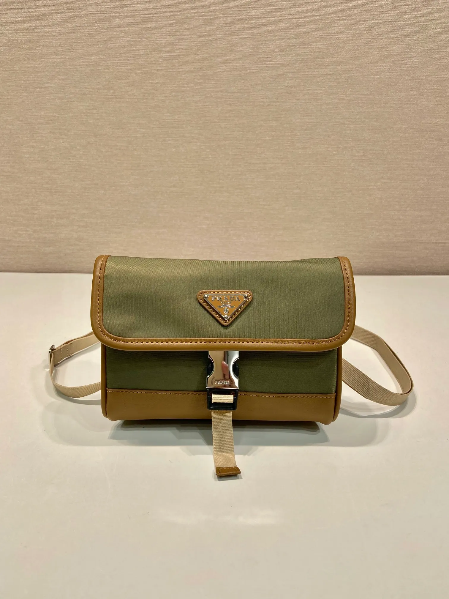 💰760🎉New mini messenger bag🎉2ZH108👏👏New color The mini messenger bag has a super unique shape. It is definitely worth buying for the current super popular small bag trend! And it has an inexplicable retro feel🙊I like the design of PRD so much. It’s fashionable😘 For fashionistas who have countless bags, I recommend this simple and elegant design , a triangular logo is enough to show off the stylish atmosphere of personality, easy to use in daily life, recommended for men and women👧🏻➕👨🏻, length 18x height 14x base 3cm👏👏👏💰💰💰