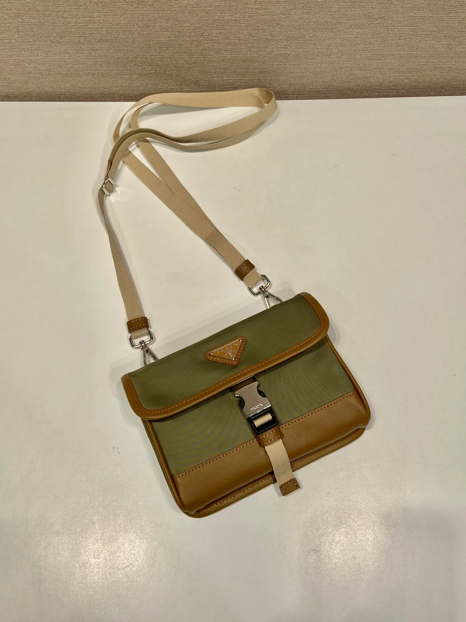 💰760🎉New mini messenger bag🎉2ZH108👏👏New color The mini messenger bag has a super unique shape. It is definitely worth buying for the current super popular small bag trend! And it has an inexplicable retro feel🙊I like the design of PRD so much. It’s fashionable😘 For fashionistas who have countless bags, I recommend this simple and elegant design , a triangular logo is enough to show off the stylish atmosphere of personality, easy to use in daily life, recommended for men and women👧🏻➕👨🏻, length 18x height 14x base 3cm👏👏👏💰💰💰