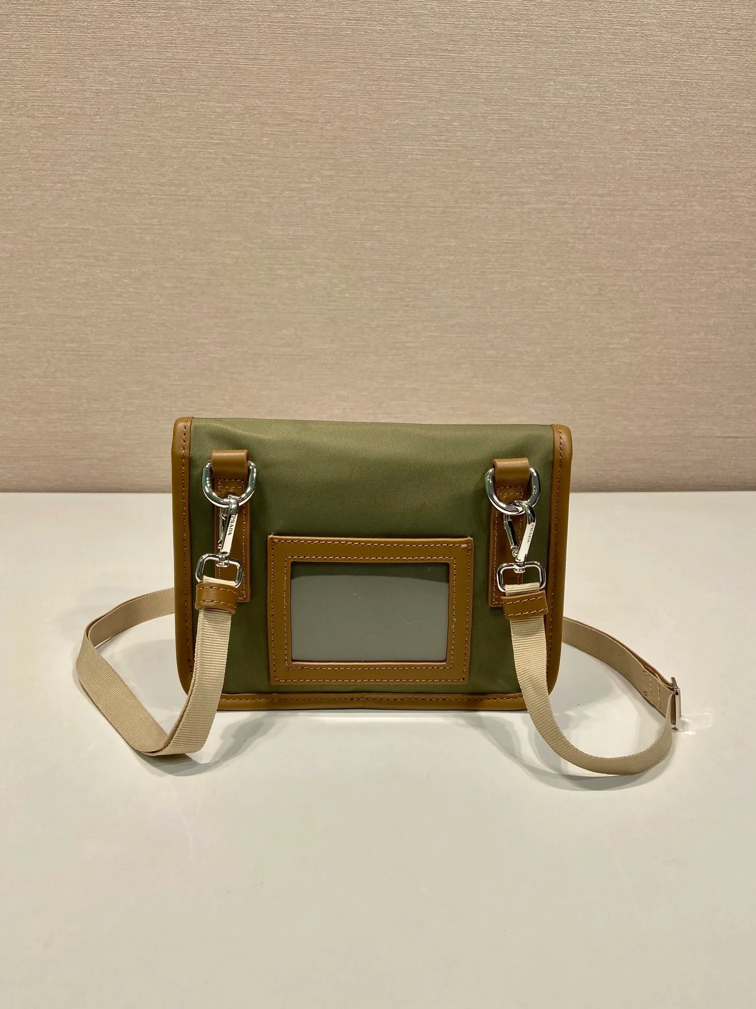 💰760🎉New mini messenger bag🎉2ZH108👏👏New color The mini messenger bag has a super unique shape. It is definitely worth buying for the current super popular small bag trend! And it has an inexplicable retro feel🙊I like the design of PRD so much. It’s fashionable😘 For fashionistas who have countless bags, I recommend this simple and elegant design , a triangular logo is enough to show off the stylish atmosphere of personality, easy to use in daily life, recommended for men and women👧🏻➕👨🏻, length 18x height 14x base 3cm👏👏👏💰💰💰