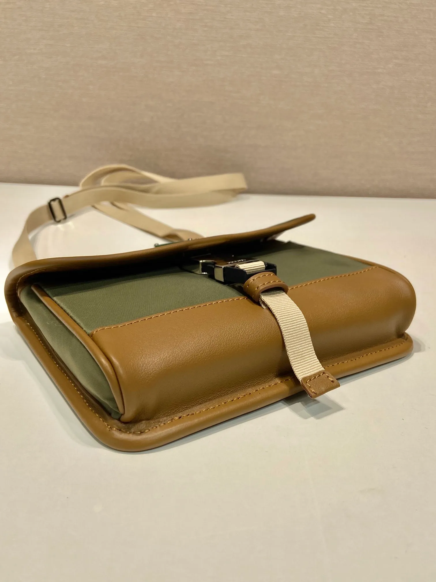 💰760🎉New mini messenger bag🎉2ZH108👏👏New color The mini messenger bag has a super unique shape. It is definitely worth buying for the current super popular small bag trend! And it has an inexplicable retro feel🙊I like the design of PRD so much. It’s fashionable😘 For fashionistas who have countless bags, I recommend this simple and elegant design , a triangular logo is enough to show off the stylish atmosphere of personality, easy to use in daily life, recommended for men and women👧🏻➕👨🏻, length 18x height 14x base 3cm👏👏👏💰💰💰