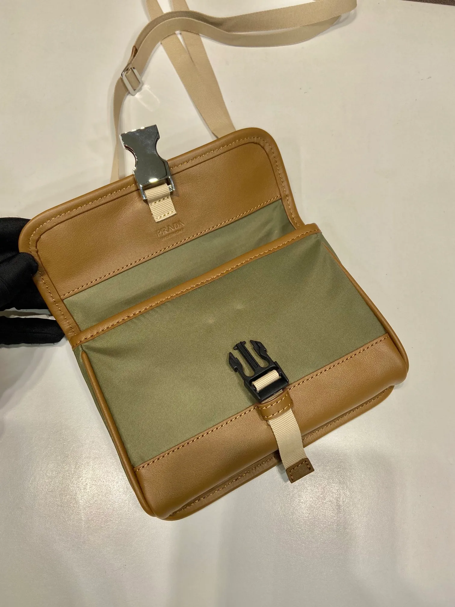 💰760🎉New mini messenger bag🎉2ZH108👏👏New color The mini messenger bag has a super unique shape. It is definitely worth buying for the current super popular small bag trend! And it has an inexplicable retro feel🙊I like the design of PRD so much. It’s fashionable😘 For fashionistas who have countless bags, I recommend this simple and elegant design , a triangular logo is enough to show off the stylish atmosphere of personality, easy to use in daily life, recommended for men and women👧🏻➕👨🏻, length 18x height 14x base 3cm👏👏👏💰💰💰