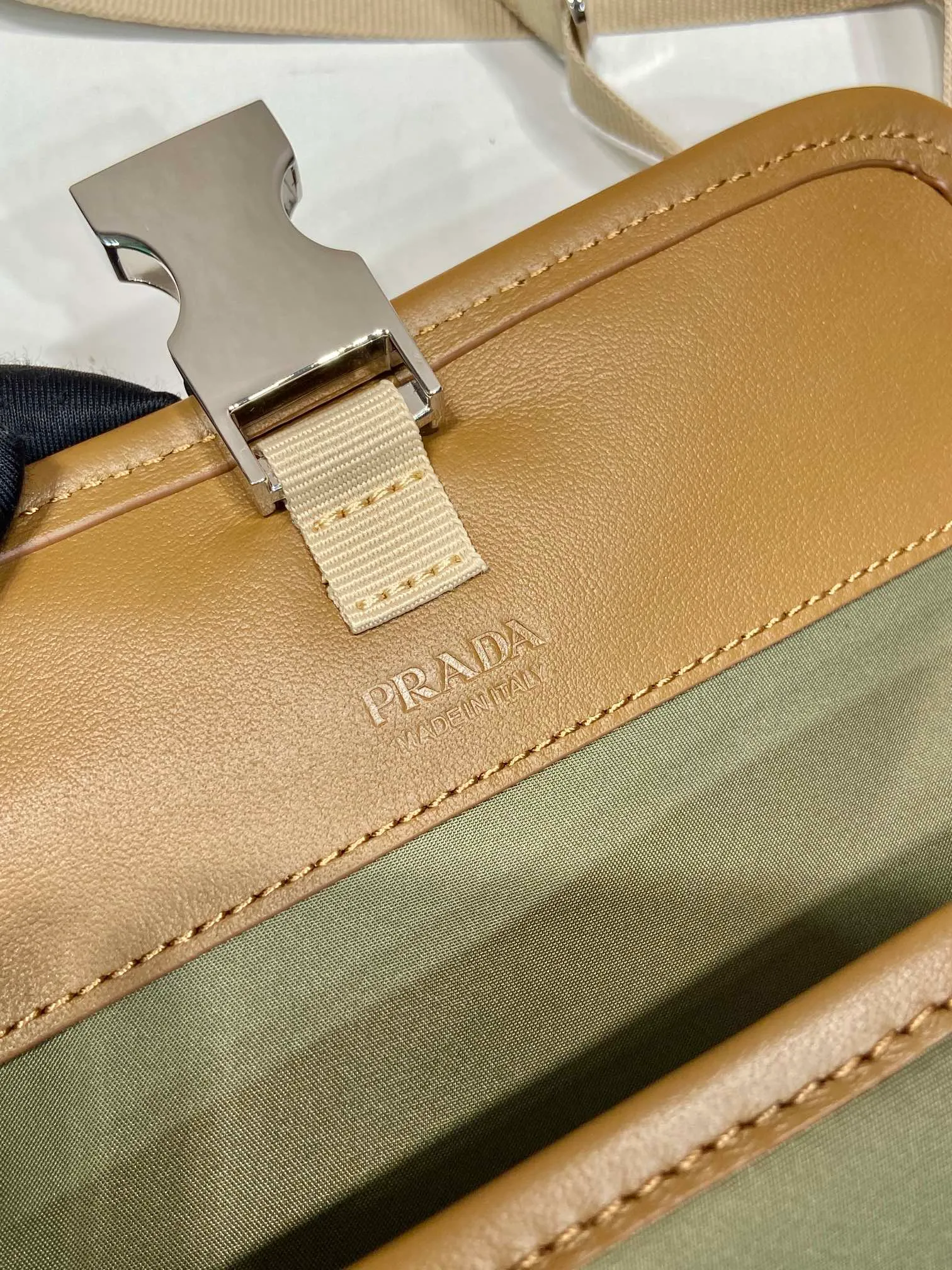 💰760🎉New mini messenger bag🎉2ZH108👏👏New color The mini messenger bag has a super unique shape. It is definitely worth buying for the current super popular small bag trend! And it has an inexplicable retro feel🙊I like the design of PRD so much. It’s fashionable😘 For fashionistas who have countless bags, I recommend this simple and elegant design , a triangular logo is enough to show off the stylish atmosphere of personality, easy to use in daily life, recommended for men and women👧🏻➕👨🏻, length 18x height 14x base 3cm👏👏👏💰💰💰