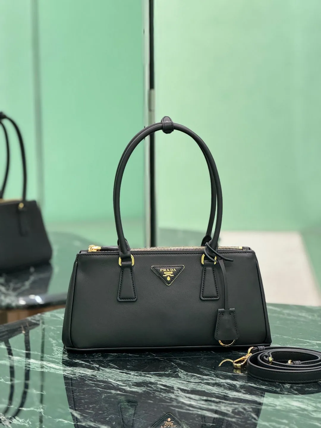 💰1760🌟Long handle killer bag Saffiano leather Double leather handles Removable adjustable leather shoulder strap Gold-plated hardware Removable leather key ring with metal engraved logo on triangular leather Side snap closure Two zippered outer pockets Three inner pockets, including one zippered pocket Soft sheepskin lining~ Dimensions: 30×14×11cm Model: 1BA457