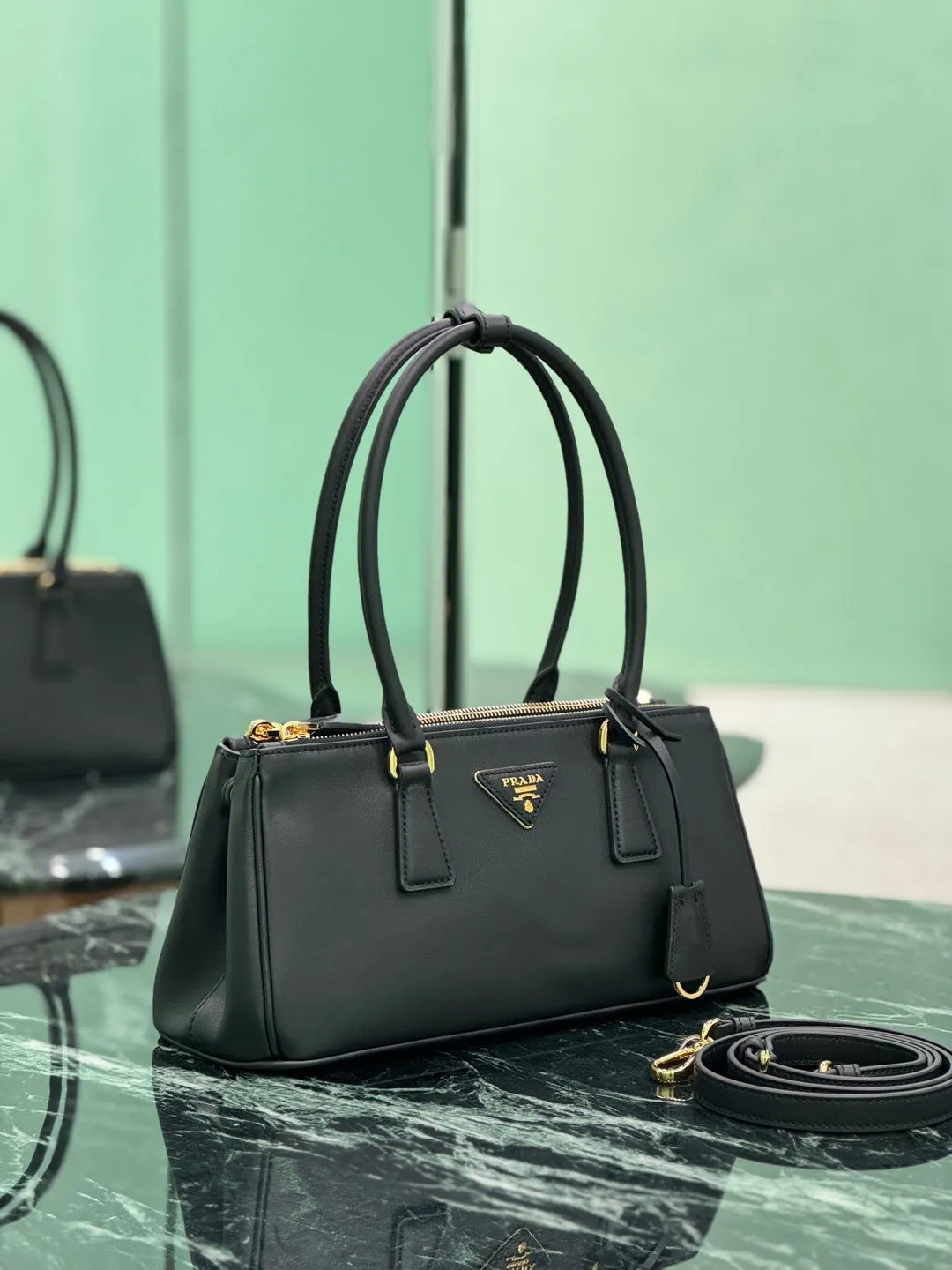 💰1760🌟Long handle killer bag Saffiano leather Double leather handles Removable adjustable leather shoulder strap Gold-plated hardware Removable leather key ring with metal engraved logo on triangular leather Side snap closure Two zippered outer pockets Three inner pockets, including one zippered pocket Soft sheepskin lining~ Dimensions: 30×14×11cm Model: 1BA457