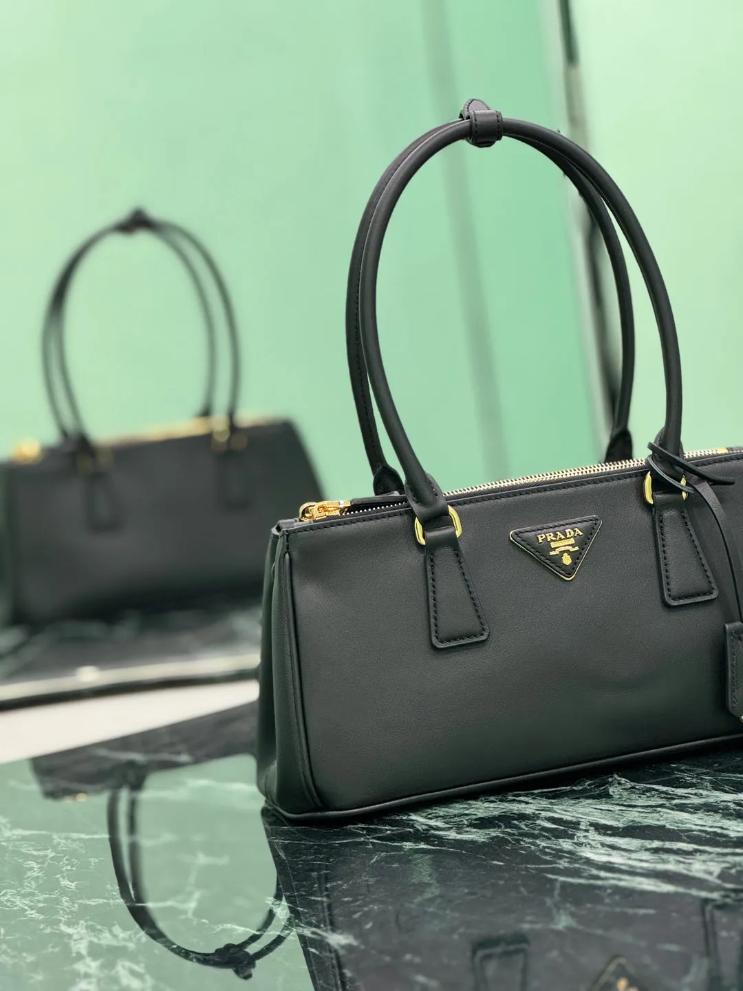 💰1760🌟Long handle killer bag Saffiano leather Double leather handles Removable adjustable leather shoulder strap Gold-plated hardware Removable leather key ring with metal engraved logo on triangular leather Side snap closure Two zippered outer pockets Three inner pockets, including one zippered pocket Soft sheepskin lining~ Dimensions: 30×14×11cm Model: 1BA457