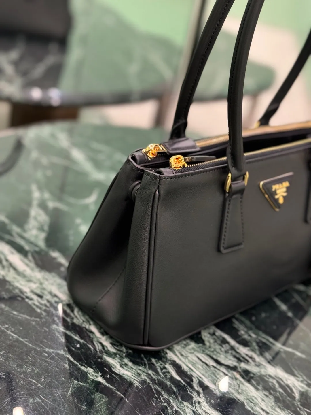 💰1760🌟Long handle killer bag Saffiano leather Double leather handles Removable adjustable leather shoulder strap Gold-plated hardware Removable leather key ring with metal engraved logo on triangular leather Side snap closure Two zippered outer pockets Three inner pockets, including one zippered pocket Soft sheepskin lining~ Dimensions: 30×14×11cm Model: 1BA457