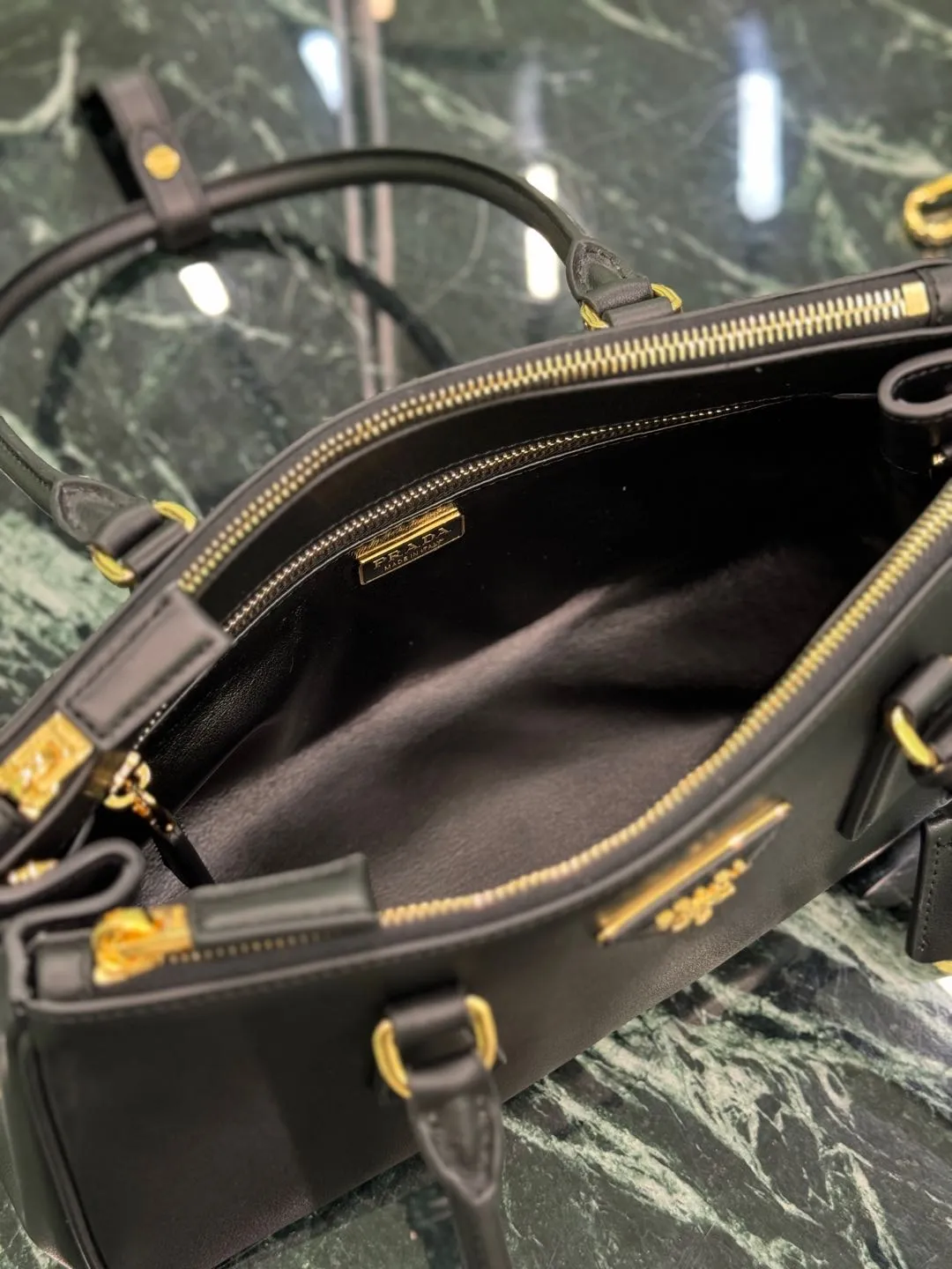 💰1760🌟Long handle killer bag Saffiano leather Double leather handles Removable adjustable leather shoulder strap Gold-plated hardware Removable leather key ring with metal engraved logo on triangular leather Side snap closure Two zippered outer pockets Three inner pockets, including one zippered pocket Soft sheepskin lining~ Dimensions: 30×14×11cm Model: 1BA457