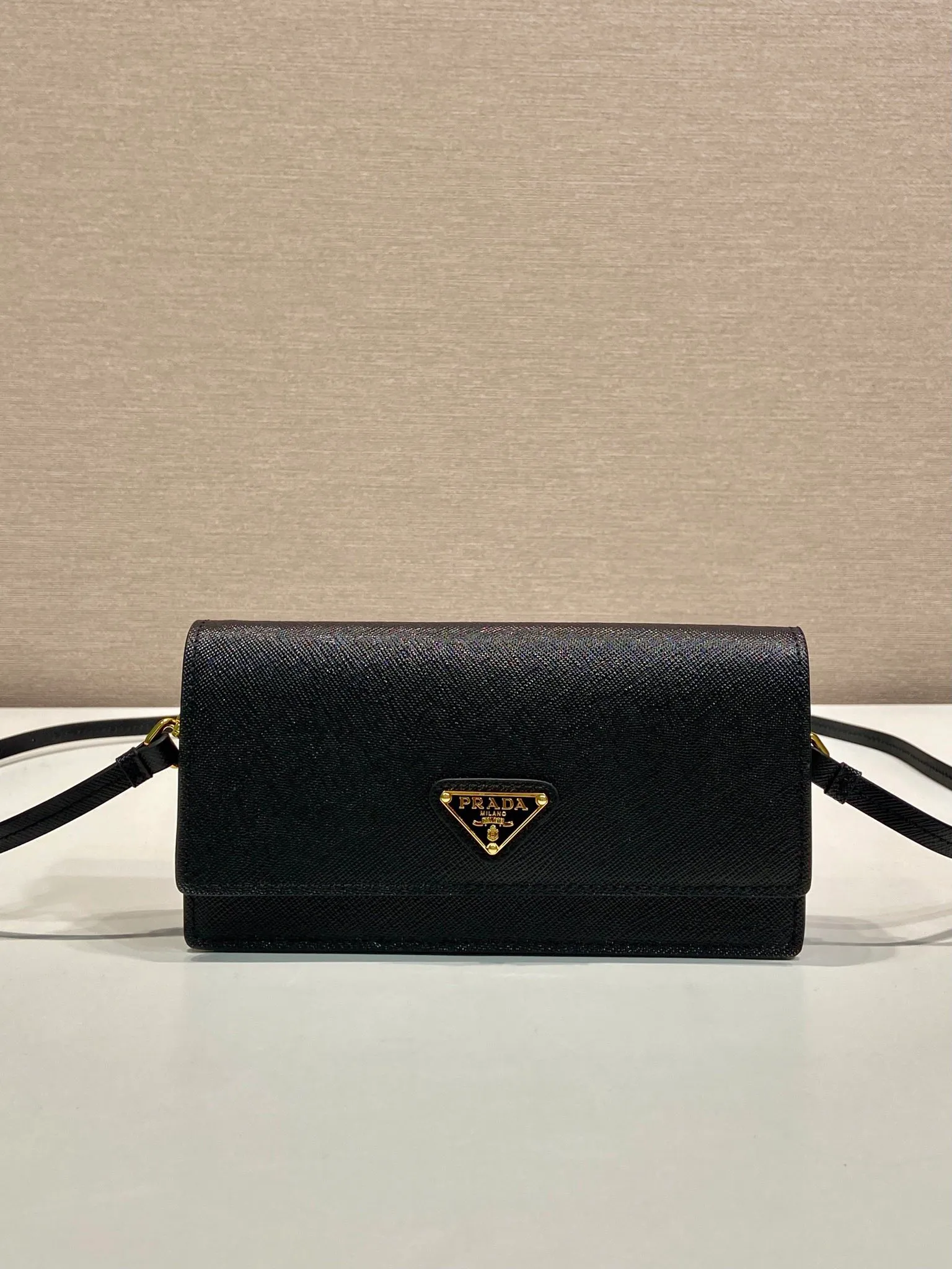 💰780🎉New mini handbag🎉1NF059 mobile phone bag🎉🎉 This mini handbag is made of Saffiano leather material, with simple and elegant geometric shape and charm, and flip-top magnetic buckle design. Detachable and adjustable leather shoulder strap with internal clip. Also doubles as a handbag/wallet. It has strong functionality and is a popular style that will never go out of style. Baby, hurry up and get it🎉🎉 Length 18x Height 9.5x Bottom 3cm🎉🎉🎉💰💰💰