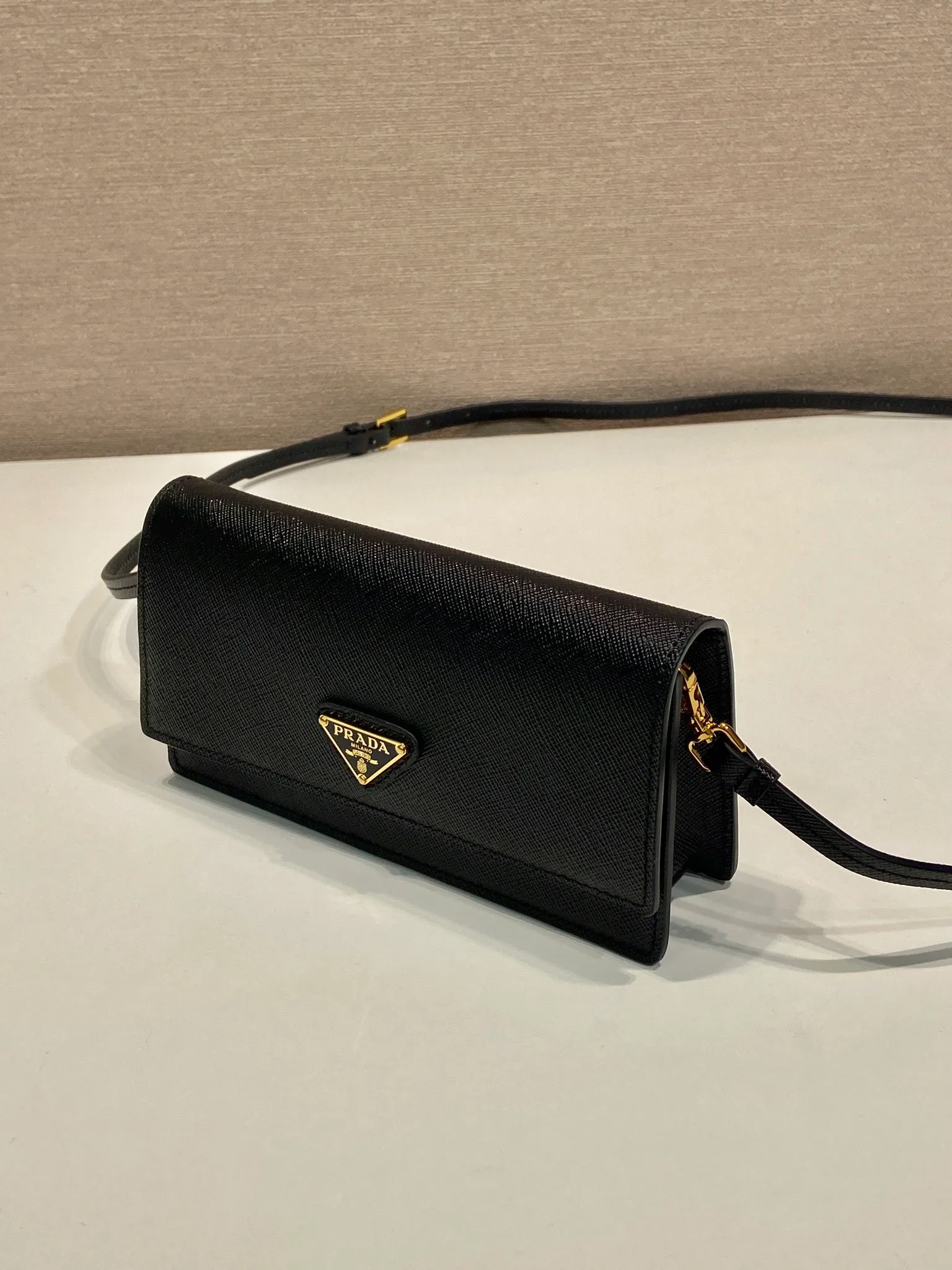 💰780🎉New mini handbag🎉1NF059 mobile phone bag🎉🎉 This mini handbag is made of Saffiano leather material, with simple and elegant geometric shape and charm, and flip-top magnetic buckle design. Detachable and adjustable leather shoulder strap with internal clip. Also doubles as a handbag/wallet. It has strong functionality and is a popular style that will never go out of style. Baby, hurry up and get it🎉🎉 Length 18x Height 9.5x Bottom 3cm🎉🎉🎉💰💰💰