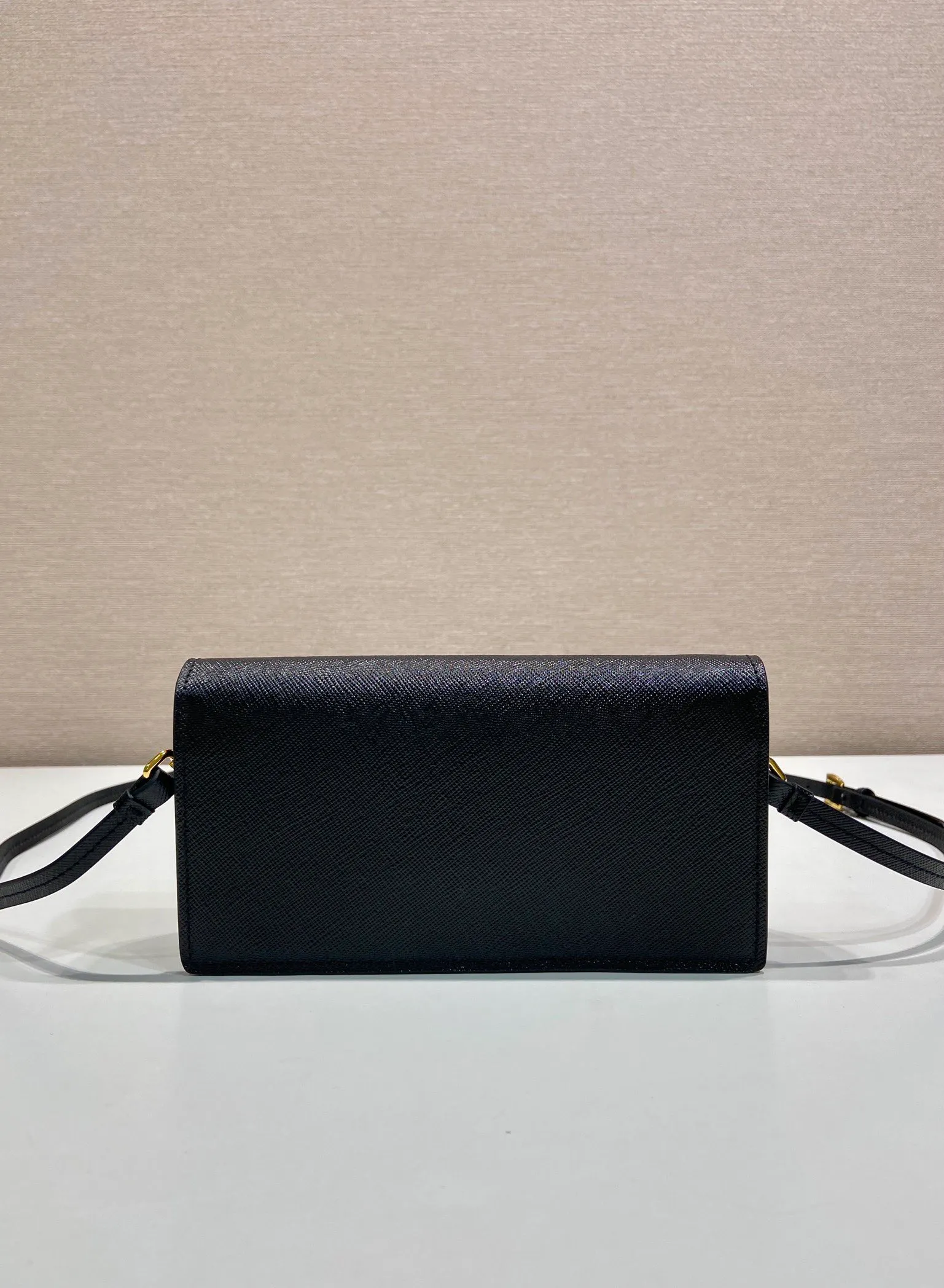 💰780🎉New mini handbag🎉1NF059 mobile phone bag🎉🎉 This mini handbag is made of Saffiano leather material, with simple and elegant geometric shape and charm, and flip-top magnetic buckle design. Detachable and adjustable leather shoulder strap with internal clip. Also doubles as a handbag/wallet. It has strong functionality and is a popular style that will never go out of style. Baby, hurry up and get it🎉🎉 Length 18x Height 9.5x Bottom 3cm🎉🎉🎉💰💰💰