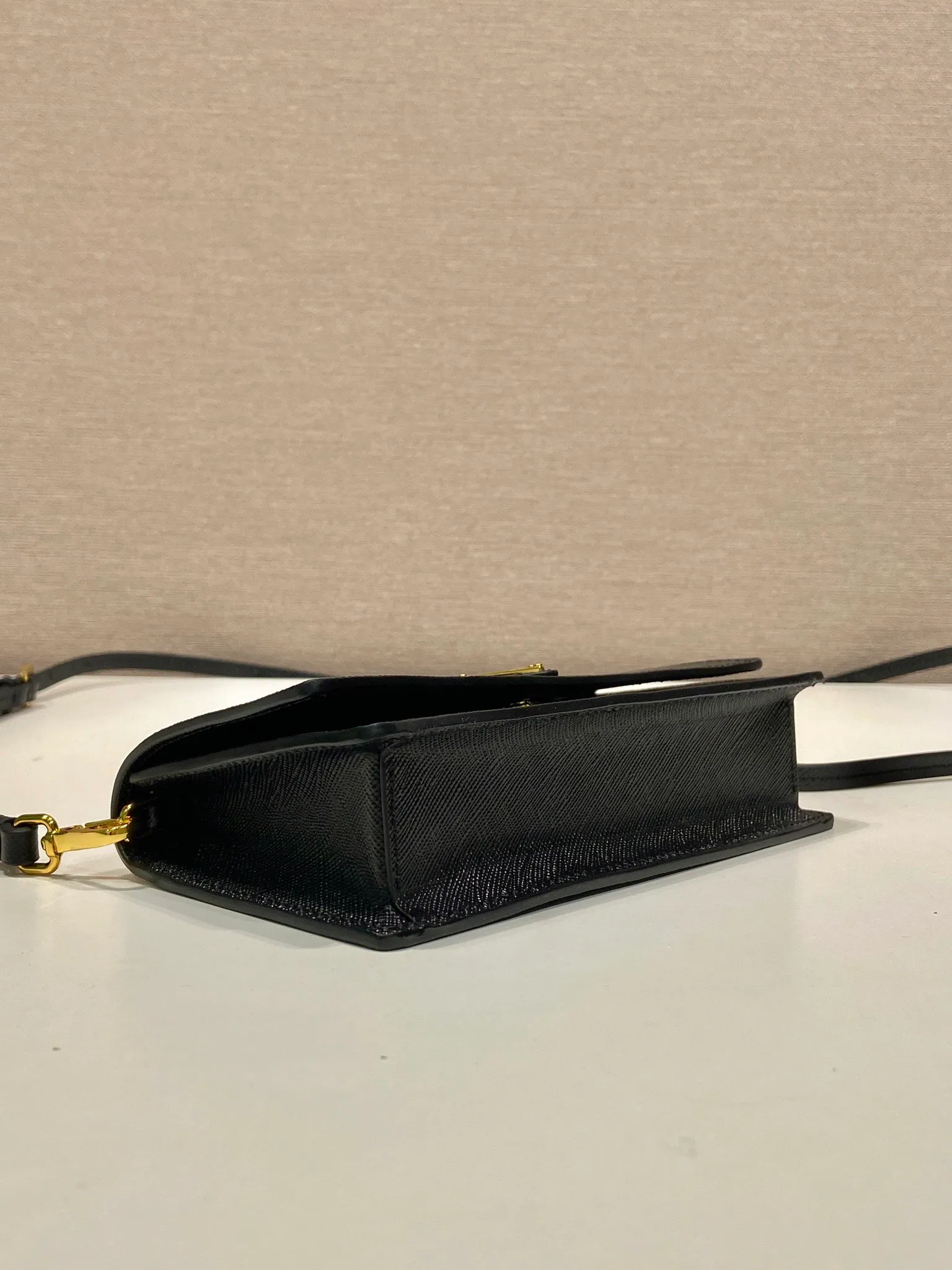 💰780🎉New mini handbag🎉1NF059 mobile phone bag🎉🎉 This mini handbag is made of Saffiano leather material, with simple and elegant geometric shape and charm, and flip-top magnetic buckle design. Detachable and adjustable leather shoulder strap with internal clip. Also doubles as a handbag/wallet. It has strong functionality and is a popular style that will never go out of style. Baby, hurry up and get it🎉🎉 Length 18x Height 9.5x Bottom 3cm🎉🎉🎉💰💰💰