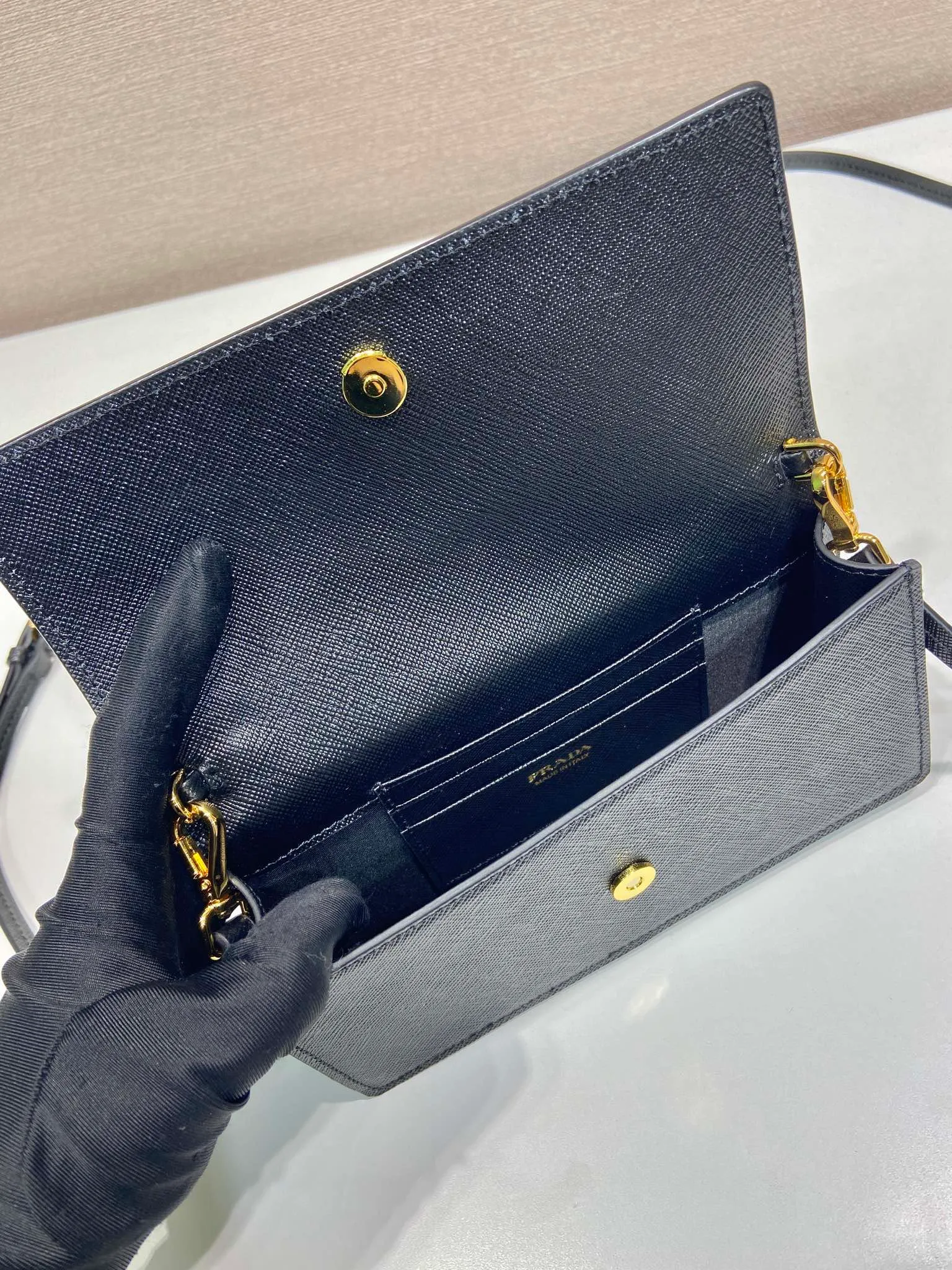 💰780🎉New mini handbag🎉1NF059 mobile phone bag🎉🎉 This mini handbag is made of Saffiano leather material, with simple and elegant geometric shape and charm, and flip-top magnetic buckle design. Detachable and adjustable leather shoulder strap with internal clip. Also doubles as a handbag/wallet. It has strong functionality and is a popular style that will never go out of style. Baby, hurry up and get it🎉🎉 Length 18x Height 9.5x Bottom 3cm🎉🎉🎉💰💰💰