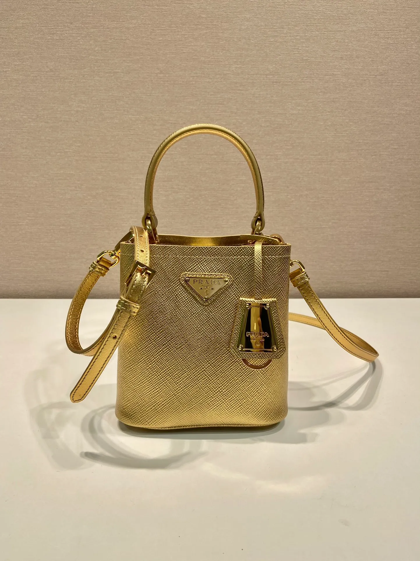 💰1700🎉New color bucket bag🎉1BA373 gold🎉🎉 This bucket bag handbag is made of Saffiano leather and has an elegant design. The detachable shoulder strap makes it easy to change the look as you like, metal hardware tag, magnetic buckle closure, and soft nappa leather lining. Large capacity space🎉🎉 length 15x height 16x bottom 9.5cm🎉🎉🎉🍊🍊🍊