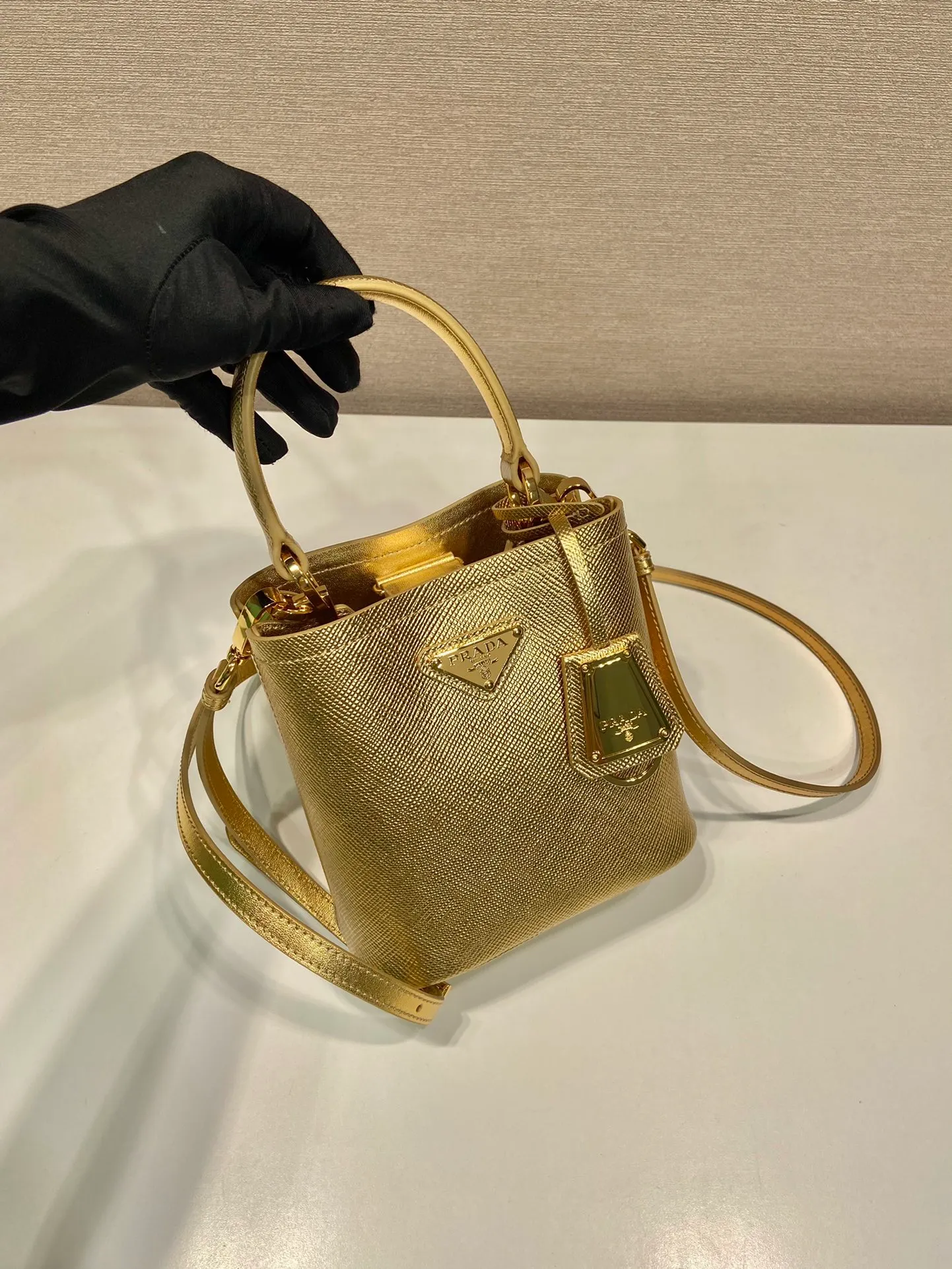 💰1700🎉New color bucket bag🎉1BA373 gold🎉🎉 This bucket bag handbag is made of Saffiano leather and has an elegant design. The detachable shoulder strap makes it easy to change the look as you like, metal hardware tag, magnetic buckle closure, and soft nappa leather lining. Large capacity space🎉🎉 length 15x height 16x bottom 9.5cm🎉🎉🎉🍊🍊🍊