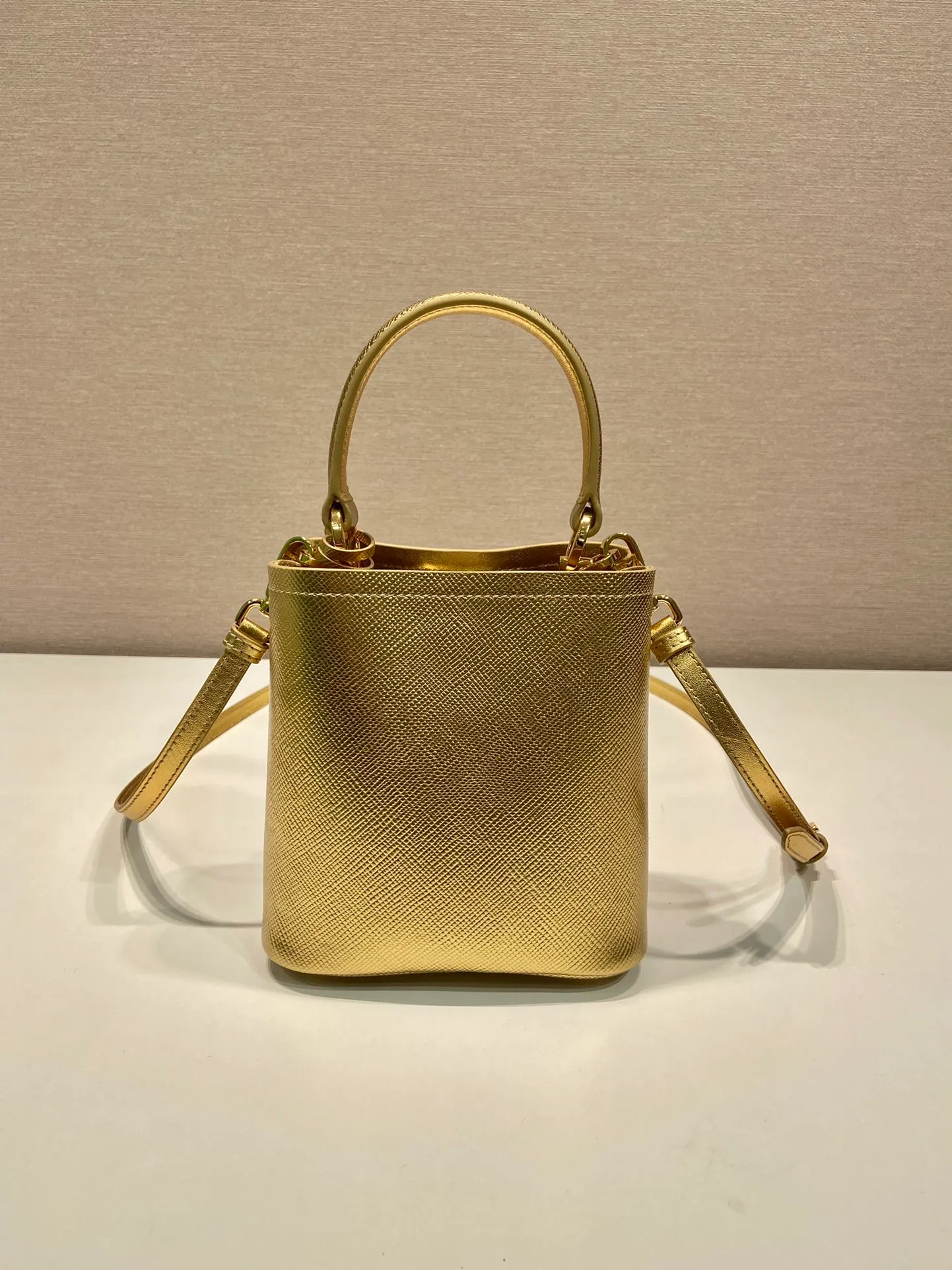 💰1700🎉New color bucket bag🎉1BA373 gold🎉🎉 This bucket bag handbag is made of Saffiano leather and has an elegant design. The detachable shoulder strap makes it easy to change the look as you like, metal hardware tag, magnetic buckle closure, and soft nappa leather lining. Large capacity space🎉🎉 length 15x height 16x bottom 9.5cm🎉🎉🎉🍊🍊🍊