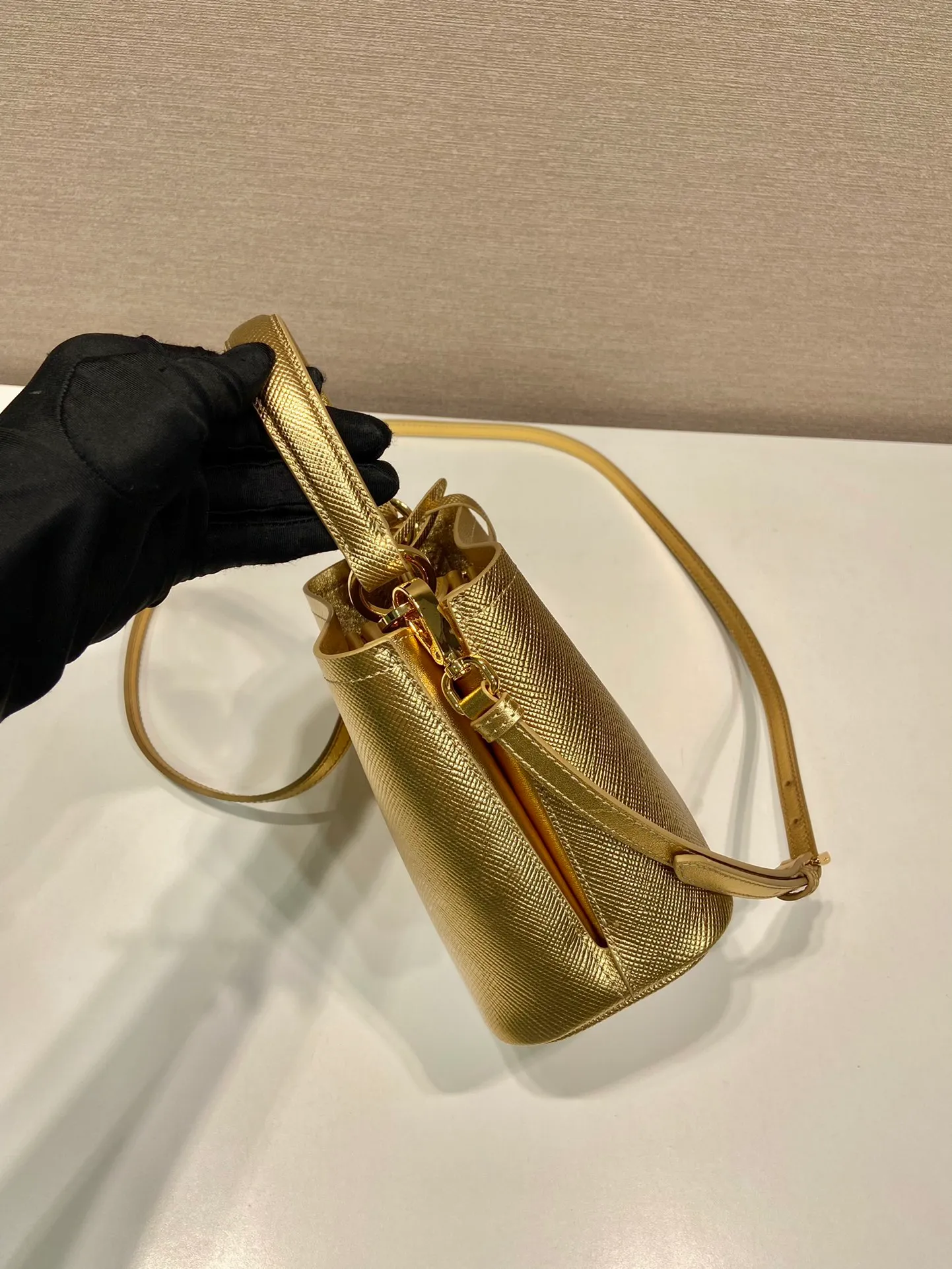 💰1700🎉New color bucket bag🎉1BA373 gold🎉🎉 This bucket bag handbag is made of Saffiano leather and has an elegant design. The detachable shoulder strap makes it easy to change the look as you like, metal hardware tag, magnetic buckle closure, and soft nappa leather lining. Large capacity space🎉🎉 length 15x height 16x bottom 9.5cm🎉🎉🎉🍊🍊🍊