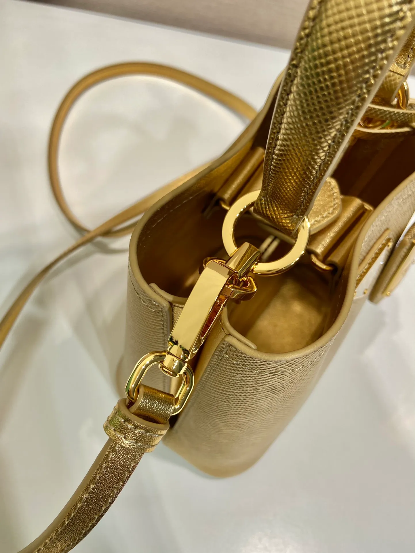 💰1700🎉New color bucket bag🎉1BA373 gold🎉🎉 This bucket bag handbag is made of Saffiano leather and has an elegant design. The detachable shoulder strap makes it easy to change the look as you like, metal hardware tag, magnetic buckle closure, and soft nappa leather lining. Large capacity space🎉🎉 length 15x height 16x bottom 9.5cm🎉🎉🎉🍊🍊🍊