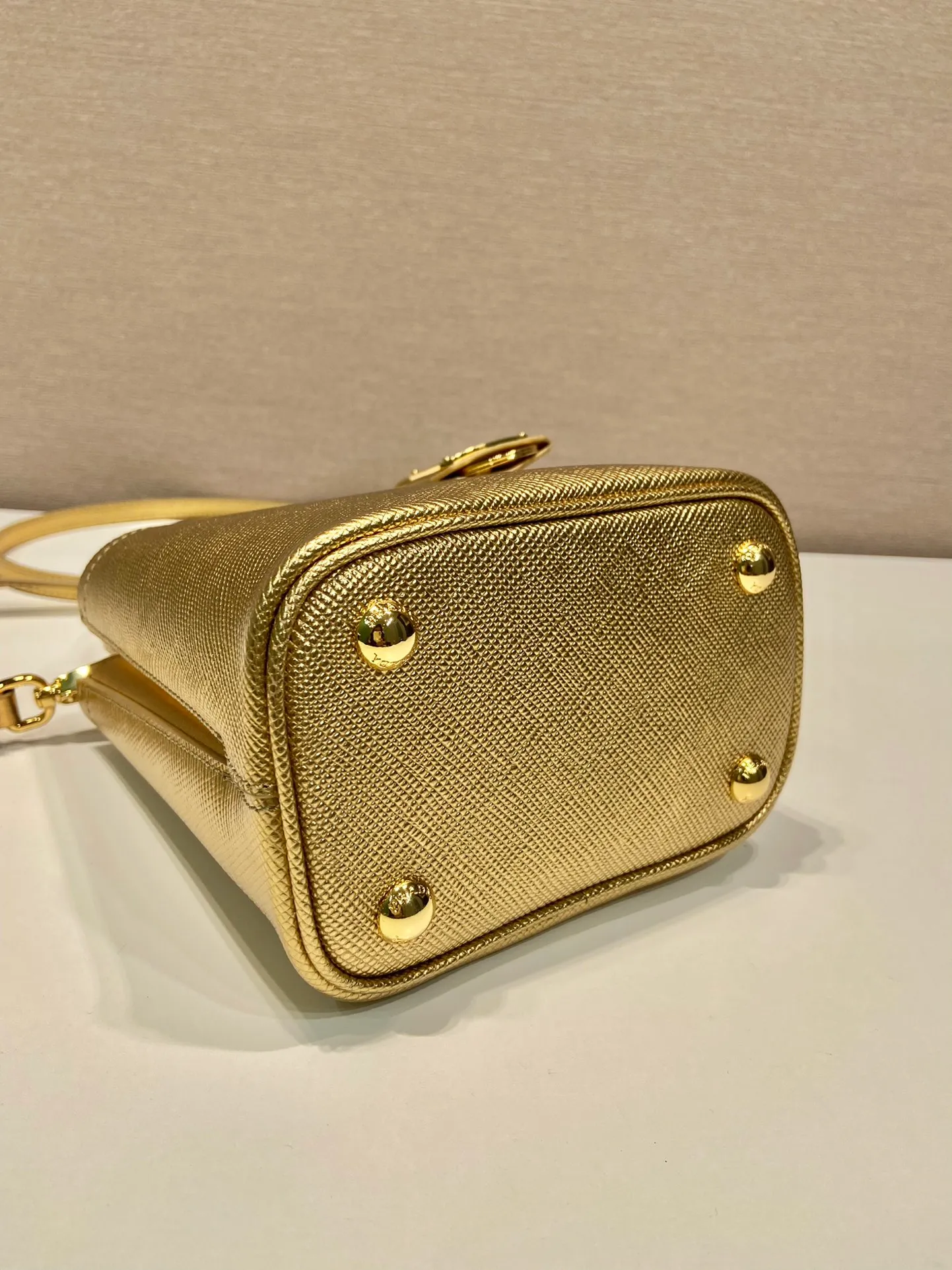💰1700🎉New color bucket bag🎉1BA373 gold🎉🎉 This bucket bag handbag is made of Saffiano leather and has an elegant design. The detachable shoulder strap makes it easy to change the look as you like, metal hardware tag, magnetic buckle closure, and soft nappa leather lining. Large capacity space🎉🎉 length 15x height 16x bottom 9.5cm🎉🎉🎉🍊🍊🍊