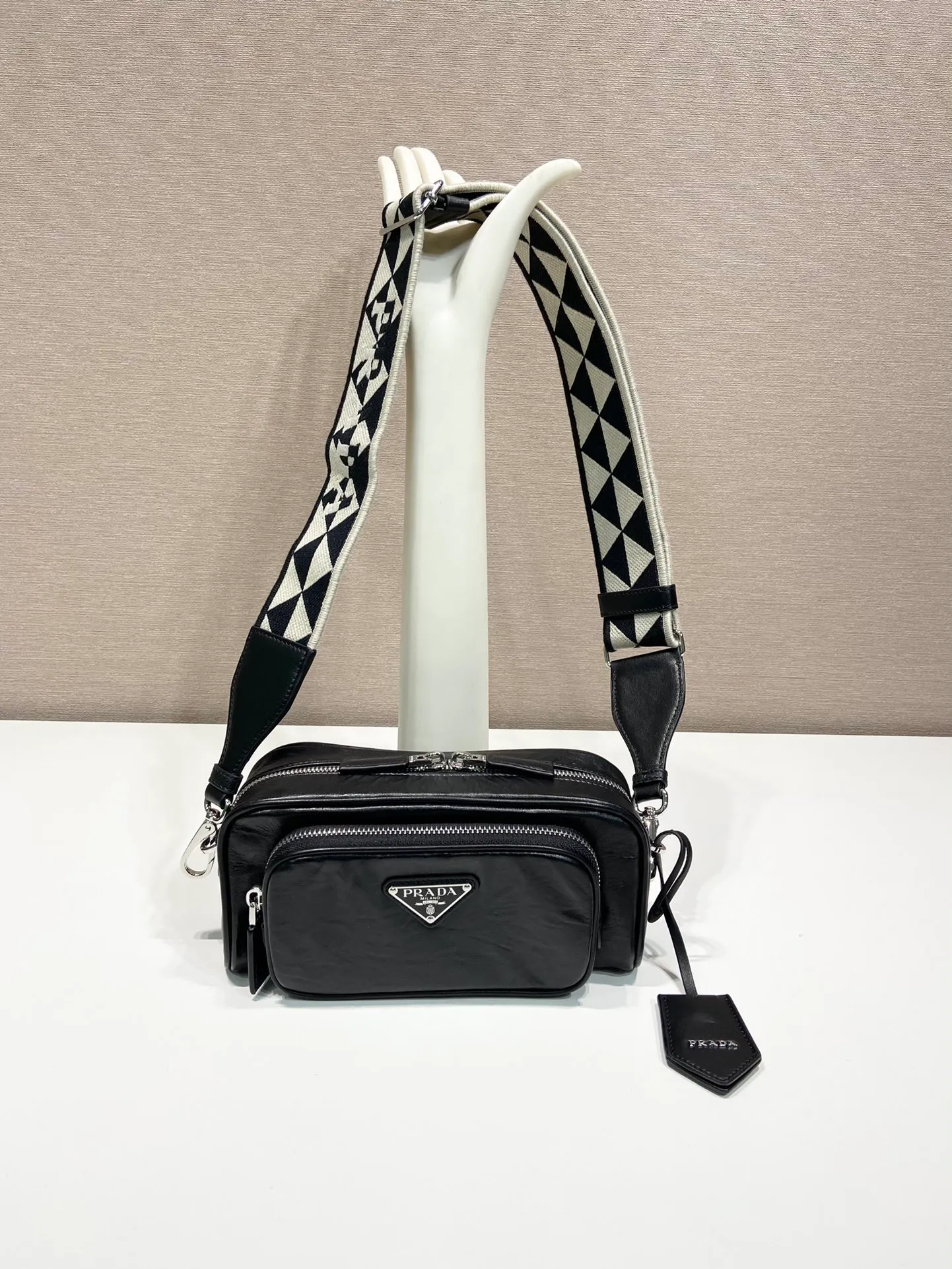 💰1640🎉New Boston🎉1BH198 catwalk style🎉🎉 This casual and classic handbag is made of soft sheepskin inside and out. The hand-made pleat effect is particularly fashionable. It is equipped with a detachable printed embroidered webbing. The body is equipped with a front pocket design and large capacity. It was also unveiled in the 2023 spring and summer series fashion show. The upper body effect must be eye-catching. Baby, hurry up and get it🎉🎉 Length 22x Height 10.5x Bottom 7cm