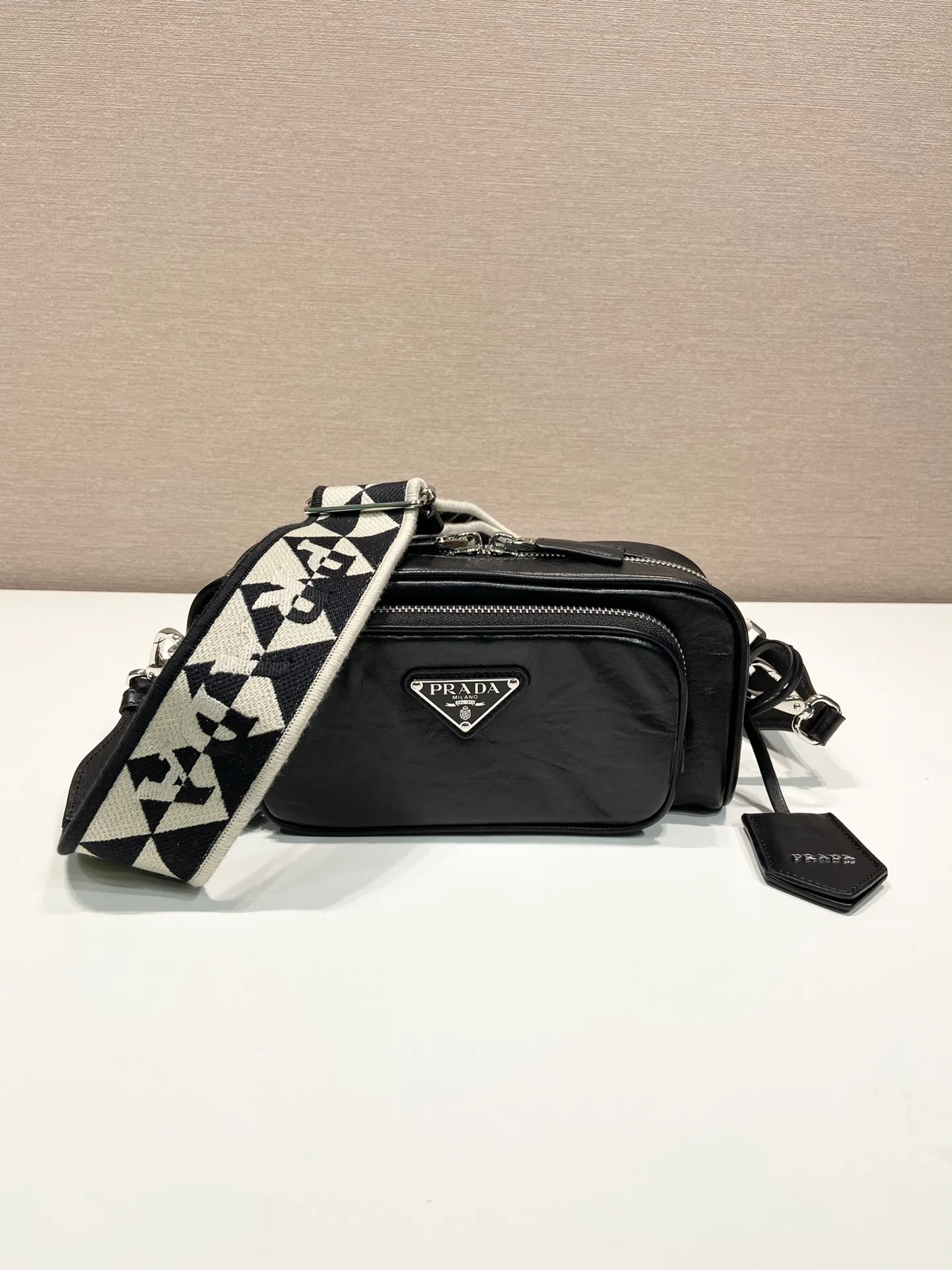 💰1640🎉New Boston🎉1BH198 catwalk style🎉🎉 This casual and classic handbag is made of soft sheepskin inside and out. The hand-made pleat effect is particularly fashionable. It is equipped with a detachable printed embroidered webbing. The body is equipped with a front pocket design and large capacity. It was also unveiled in the 2023 spring and summer series fashion show. The upper body effect must be eye-catching. Baby, hurry up and get it🎉🎉 Length 22x Height 10.5x Bottom 7cm