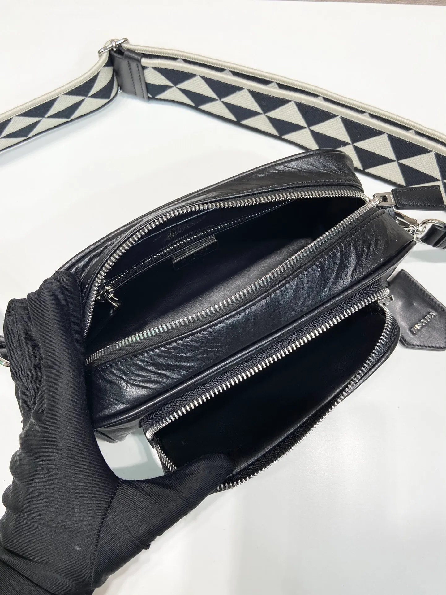 💰1640🎉New Boston🎉1BH198 catwalk style🎉🎉 This casual and classic handbag is made of soft sheepskin inside and out. The hand-made pleat effect is particularly fashionable. It is equipped with a detachable printed embroidered webbing. The body is equipped with a front pocket design and large capacity. It was also unveiled in the 2023 spring and summer series fashion show. The upper body effect must be eye-catching. Baby, hurry up and get it🎉🎉 Length 22x Height 10.5x Bottom 7cm