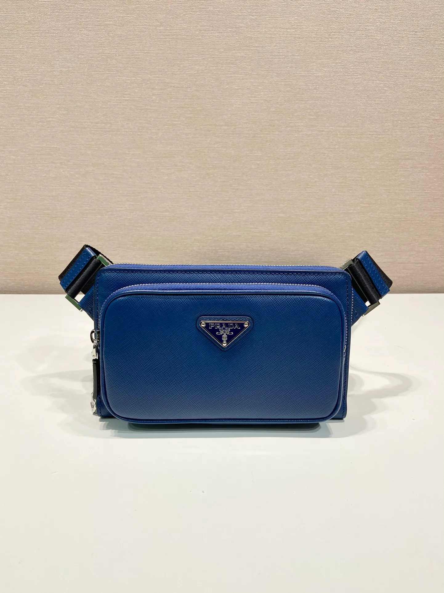 💰1320🎉New waist bag🎉2VH156🎉 This simple and versatile waist bag/chest bag adopts imported cross pattern, showing modern charm with technological details. Regenerated nylon adjustable shoulder strap with top-grade metal buckle and external zippered pocket, small back pocket and internal card slots. Very functional and the upper body effect is very cool. Another popular style that never goes out of style🎉🎉 Length 21x Height 13x Bottom 2.5cm