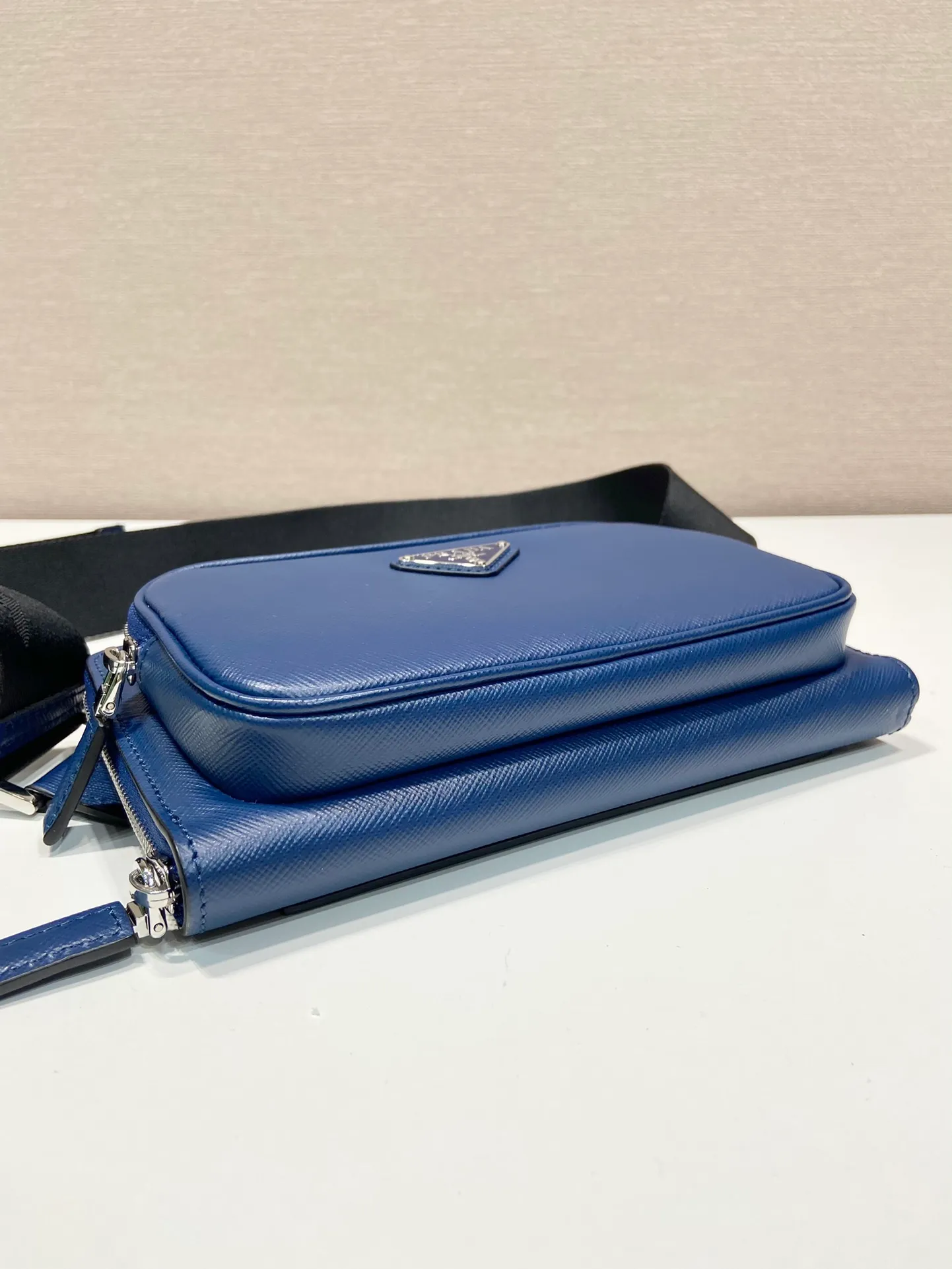 💰1320🎉New waist bag🎉2VH156🎉 This simple and versatile waist bag/chest bag adopts imported cross pattern, showing modern charm with technological details. Regenerated nylon adjustable shoulder strap with top-grade metal buckle and external zippered pocket, small back pocket and internal card slots. Very functional and the upper body effect is very cool. Another popular style that never goes out of style🎉🎉 Length 21x Height 13x Bottom 2.5cm
