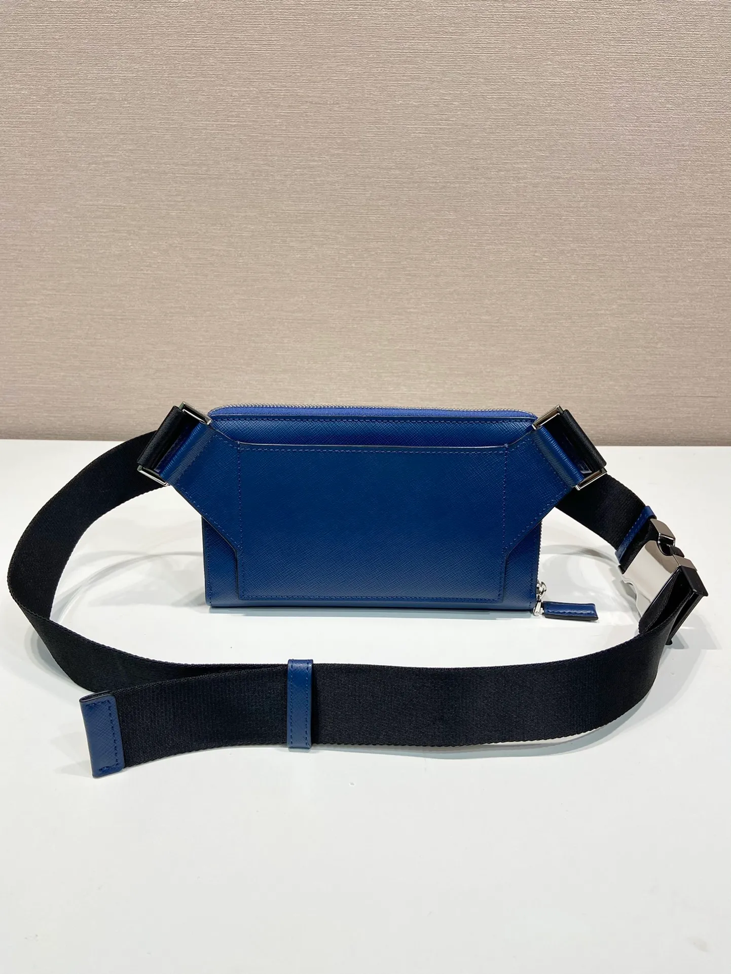 💰1320🎉New waist bag🎉2VH156🎉 This simple and versatile waist bag/chest bag adopts imported cross pattern, showing modern charm with technological details. Regenerated nylon adjustable shoulder strap with top-grade metal buckle and external zippered pocket, small back pocket and internal card slots. Very functional and the upper body effect is very cool. Another popular style that never goes out of style🎉🎉 Length 21x Height 13x Bottom 2.5cm