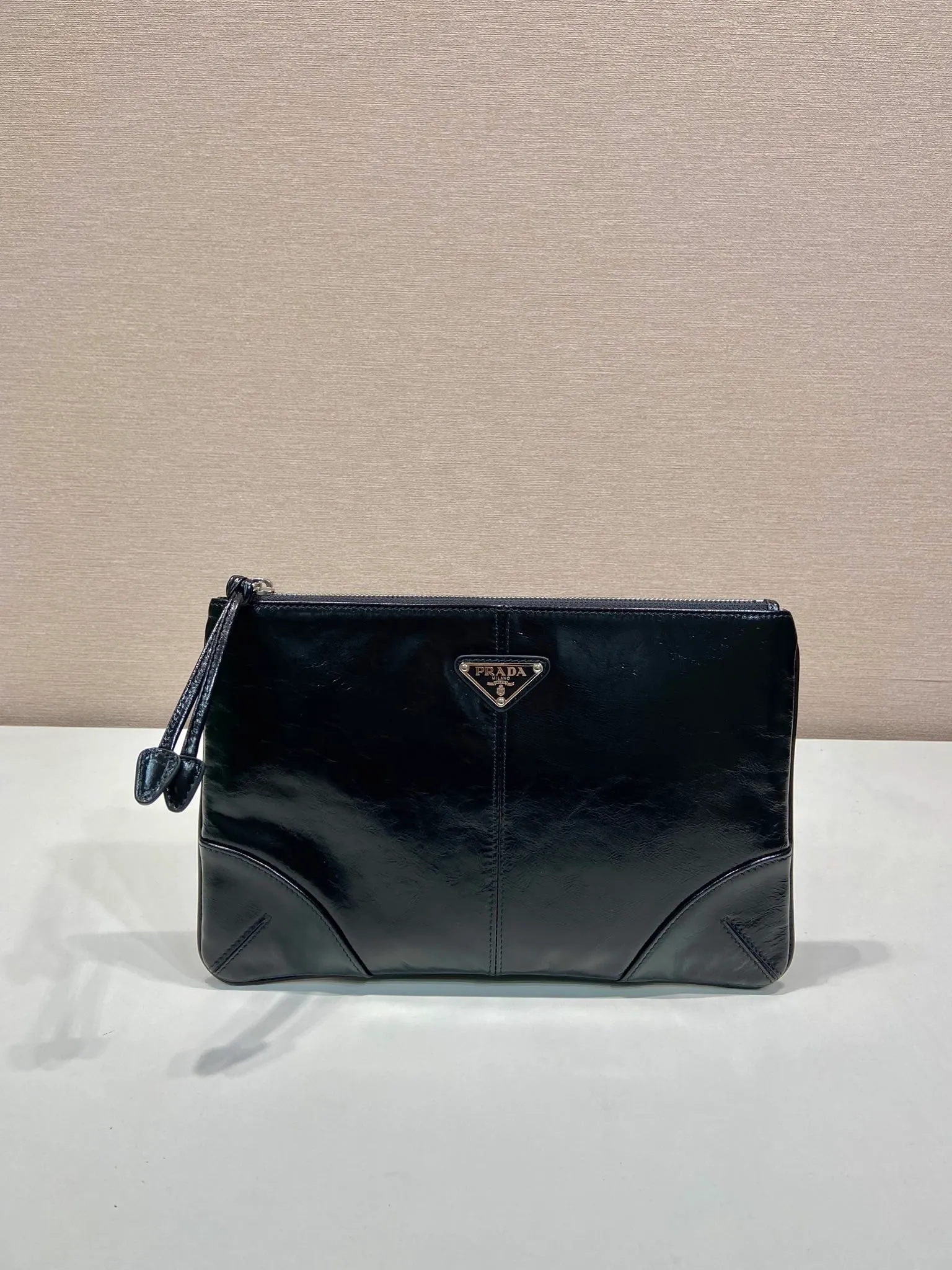 💰760🎉Oiled wax leather handbag🎉2NH006A oiled waxed handbag, original item👍👍Made of imported waxed leather material, bag zipper opening and closing, polished stainless steel metal hardware, internal logo, external triangle logo, both practical and chic design style, looking extremely fashionable and grand👏👏 Length 28x Height 18cm👏👏👏💰💰💰