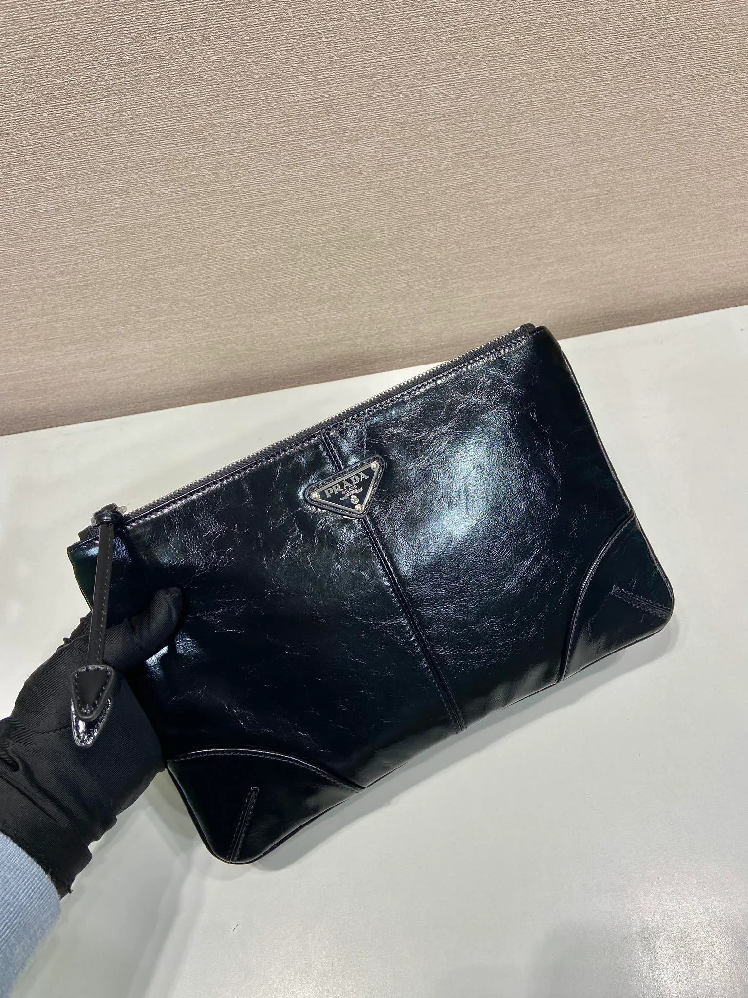 💰760🎉Oiled wax leather handbag🎉2NH006A oiled waxed handbag, original item👍👍Made of imported waxed leather material, bag zipper opening and closing, polished stainless steel metal hardware, internal logo, external triangle logo, both practical and chic design style, looking extremely fashionable and grand👏👏 Length 28x Height 18cm👏👏👏💰💰💰