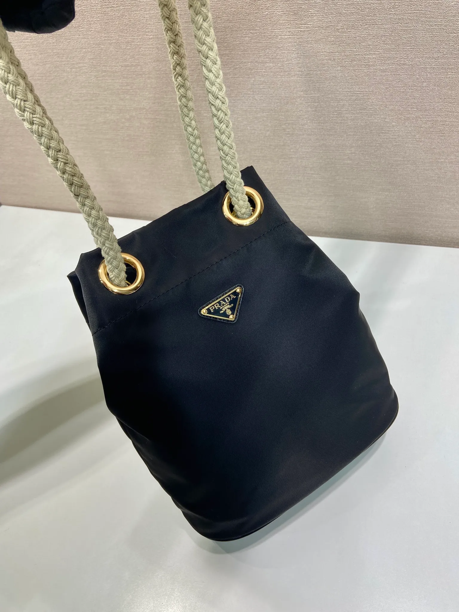💰1120🎉New Bucket Bag🎉1BE082 Catwalk Style🎉🎉 This Re-Nylon handbag is designed with nylon fabric and calfskin. Unique combinations add a charming touch. The sliding rope handle highlights the versatility of this bag, making it easy to carry by hand or shoulder/crossbody, and features top-quality hardware. It has a large capacity and is very casual and fashionable. It is also a popular style that will never go out of style. Baby, hurry up and get it🎉🎉 Length 23.5x Height 28x Bottom 16.5cm🎉🎉