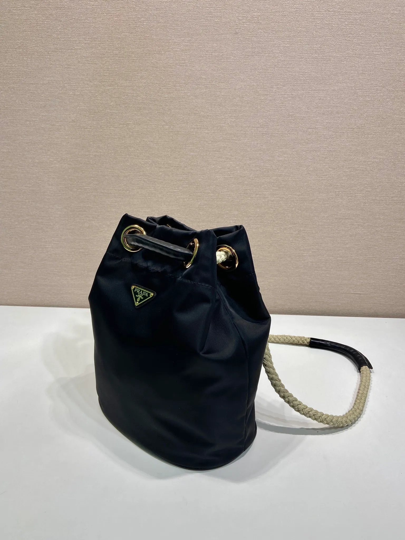 💰1120🎉New Bucket Bag🎉1BE082 Catwalk Style🎉🎉 This Re-Nylon handbag is designed with nylon fabric and calfskin. Unique combinations add a charming touch. The sliding rope handle highlights the versatility of this bag, making it easy to carry by hand or shoulder/crossbody, and features top-quality hardware. It has a large capacity and is very casual and fashionable. It is also a popular style that will never go out of style. Baby, hurry up and get it🎉🎉 Length 23.5x Height 28x Bottom 16.5cm🎉🎉