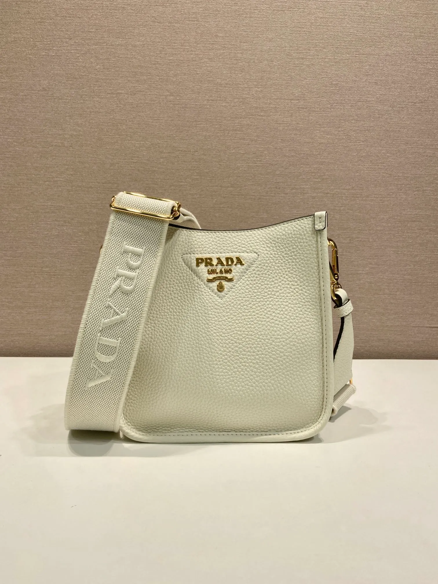💰1560👏New style double shoulder bag👏1BH191-1/tote bag This leather mini shoulder bag has a simple design. A metallic triangle logo on the front adds signature tone. Equipped with detachable logo-printed webbing and leather shoulder straps, it can be exchanged at any time for different outfits and occasions😘😘to highlight its modern style. High fashion is the main fashion for daily matching. Hurry up and get it, it’s so beautiful👏👏 Length 19x height 20x base 6cm👏👏👏😘😘😘