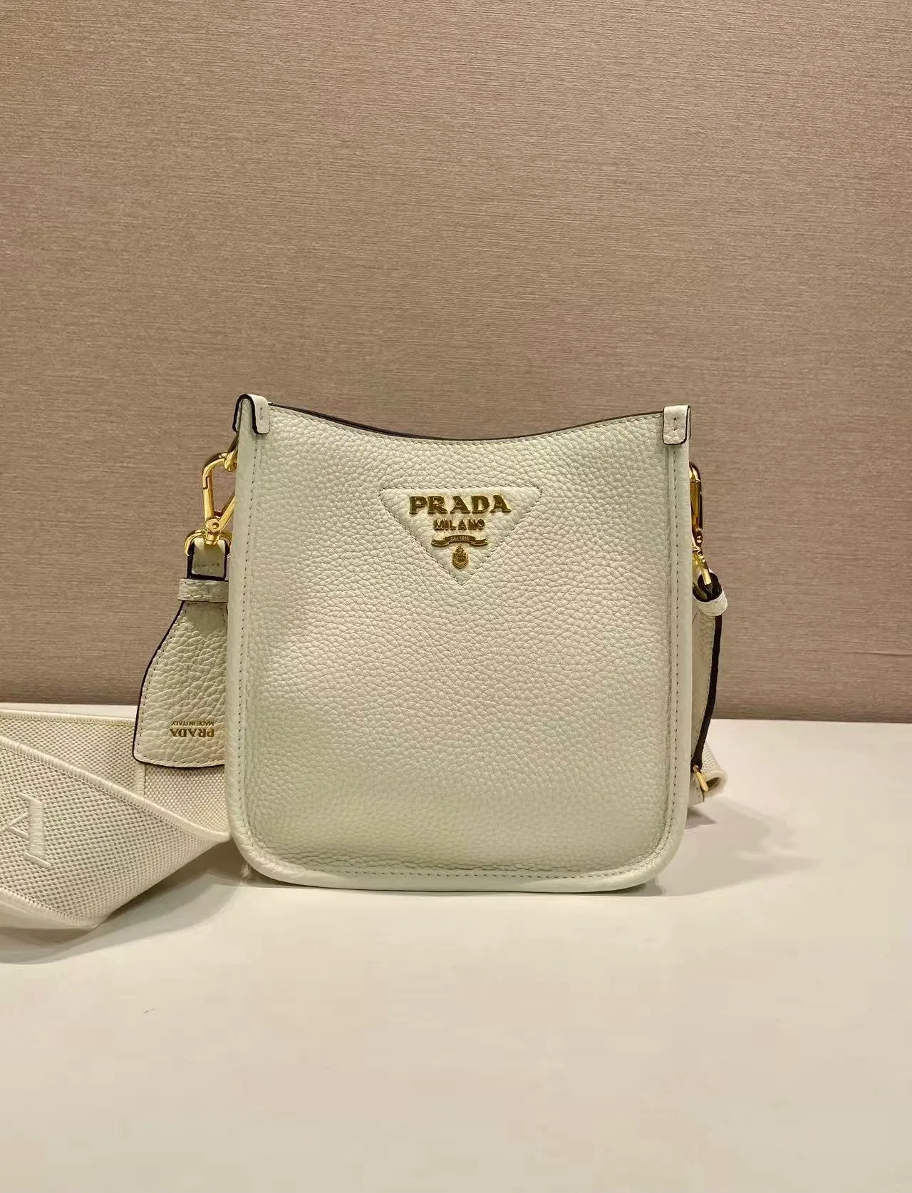 💰1560👏New style double shoulder bag👏1BH191-1/tote bag This leather mini shoulder bag has a simple design. A metallic triangle logo on the front adds signature tone. Equipped with detachable logo-printed webbing and leather shoulder straps, it can be exchanged at any time for different outfits and occasions😘😘to highlight its modern style. High fashion is the main fashion for daily matching. Hurry up and get it, it’s so beautiful👏👏 Length 19x height 20x base 6cm👏👏👏😘😘😘